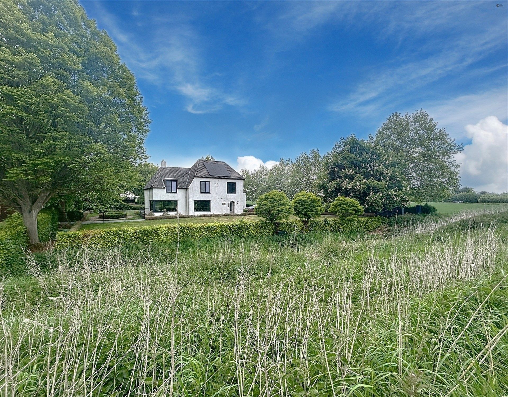 Prachtige villa met 5 slaapkamers, garage en verwarmd zwembad op perceel van 5864 m². foto {{pictureIndex}}