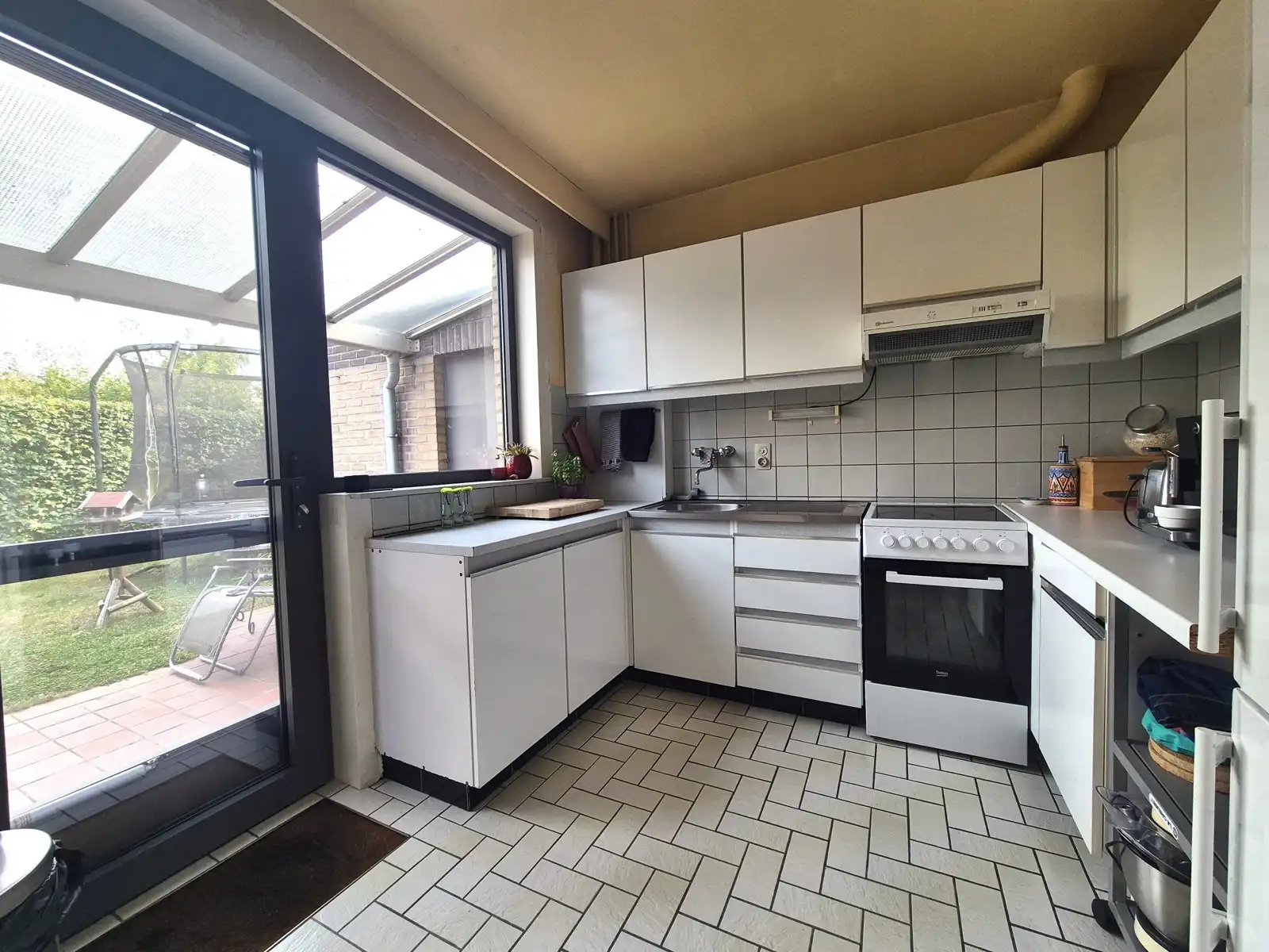 Lichtrijke halfopen woning met garage in een rustige straat foto 9