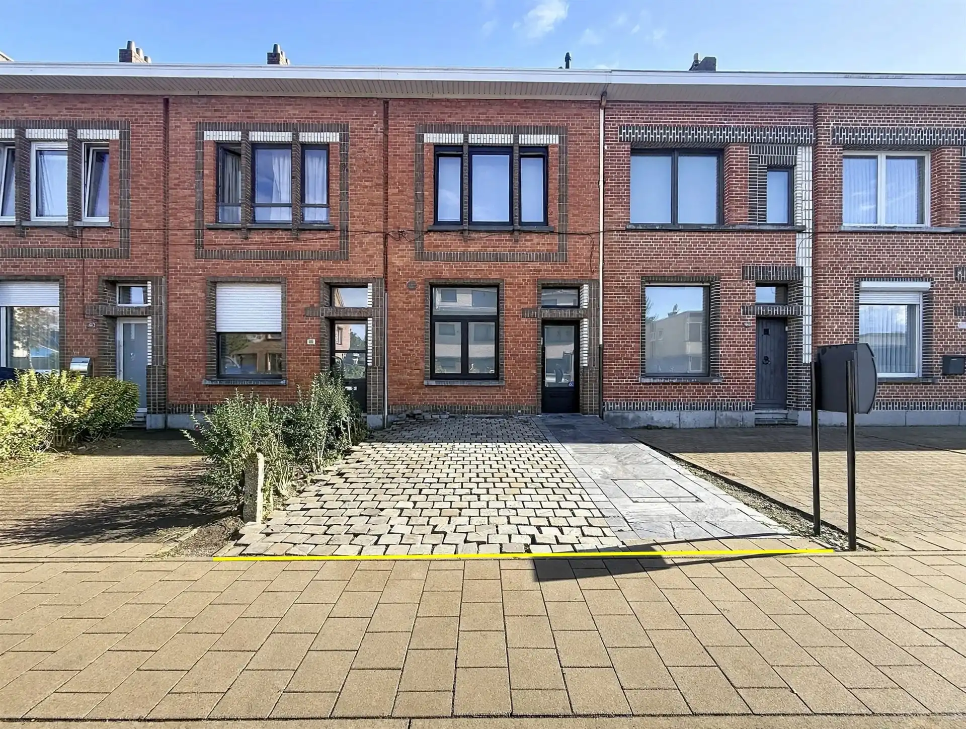 VOLLEDIG GERENOVEERDE WONING MET LIFT, 4 SLAAPKAMERS, OPRIT EN EPC-LABEL A!  foto {{pictureIndex}}