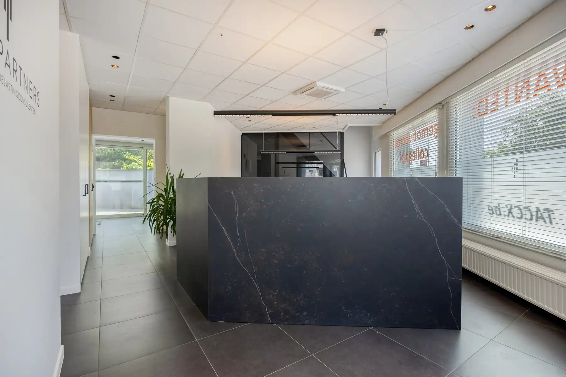 Commercieel gelegen kantoorruimte met moderne voorzieningen. foto 2