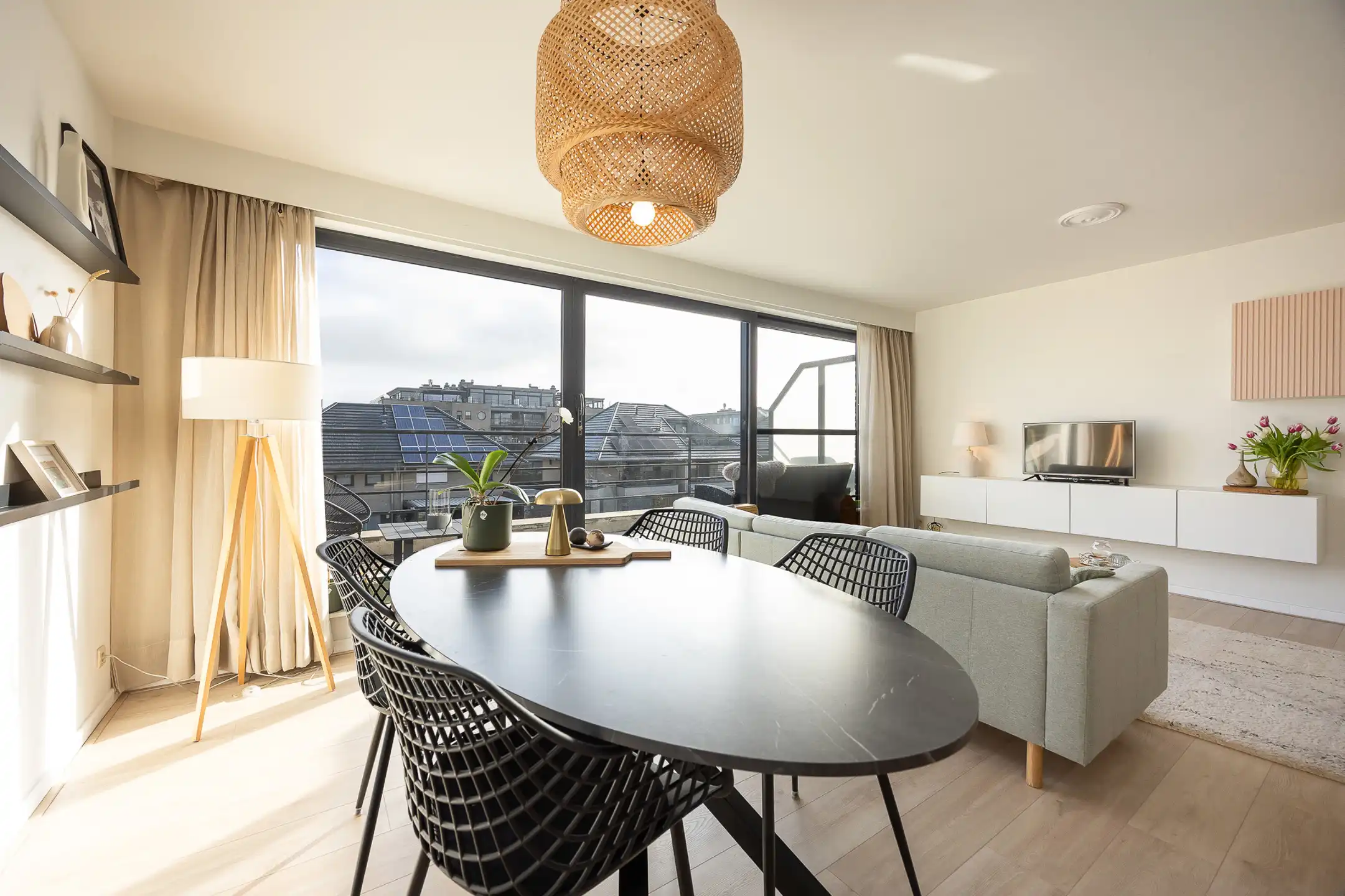 Centraal gelegen 2 slpk app met ruim terras en staanplaats. foto {{pictureIndex}}