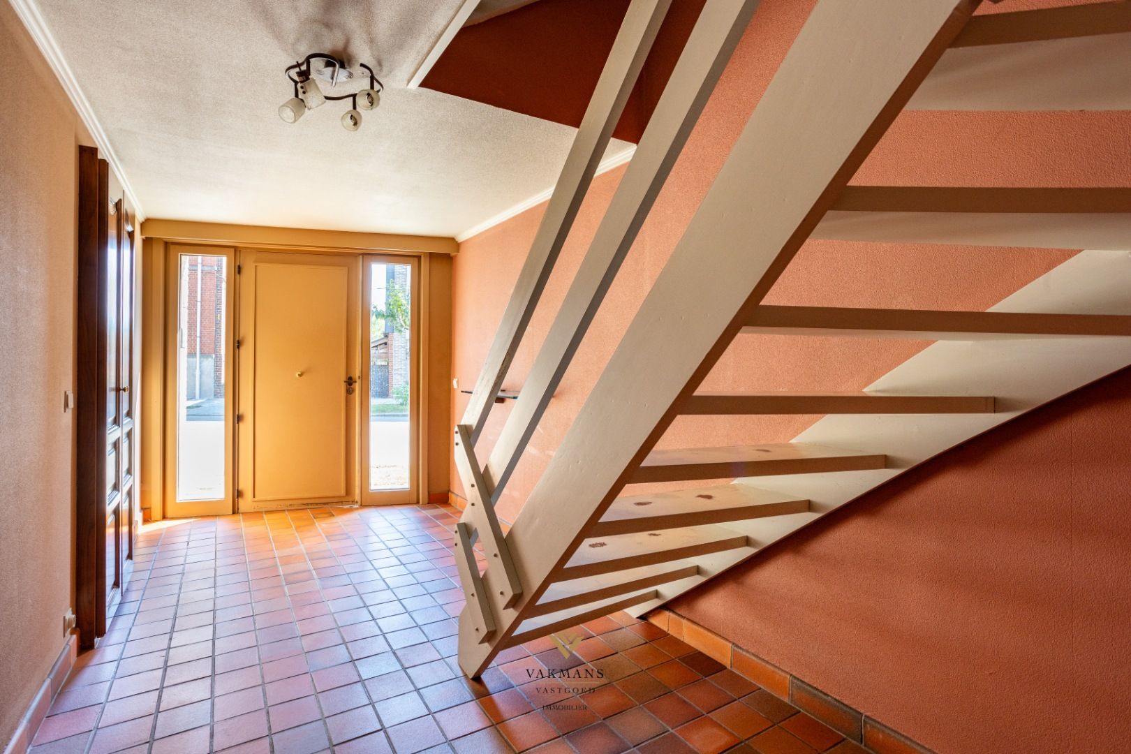 Woning met 3 slaapkamers en grote dubbele garage op prachtige locatie. foto 5