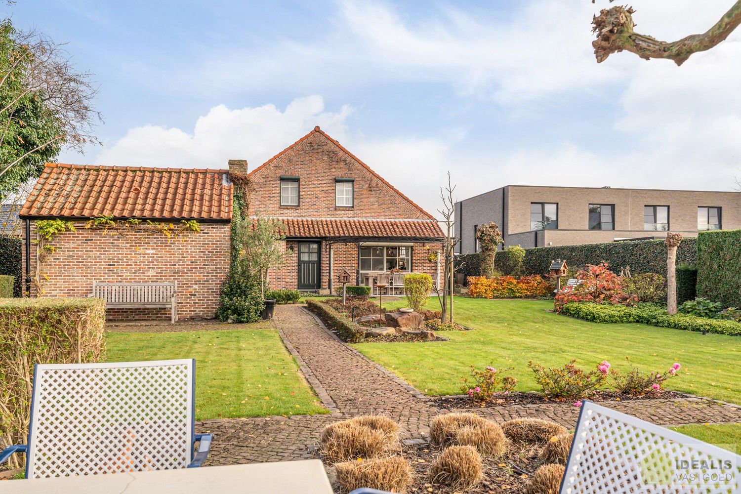 RUIME, INSTAPKLARE EN ENERGETISCH AANGEPASTE WONING VOORZIEN VAN 15 ZONNEPANELEN EN ZONNEBOILER. RIANTE WOONKAMER, KNAPPE KEUKEN, APART BUREEL, APARTE HOBBYRUIMTE, FIJNE WASPLAATS, 4 SLAAPKAMERS, 2 BADKAMERS EN INPANDIGE GARAGE! foto 2