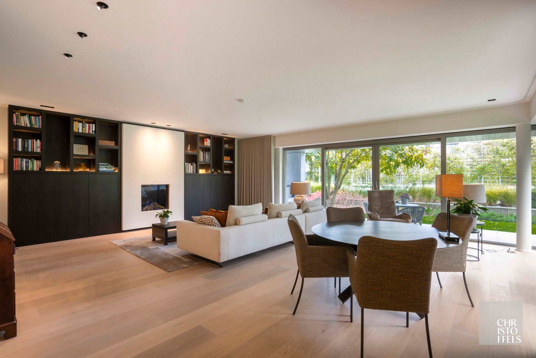 Exclusief villa-appartement (183m²) met privé tuin gelegen in een afgesloten park met buitenzwembad. foto 3