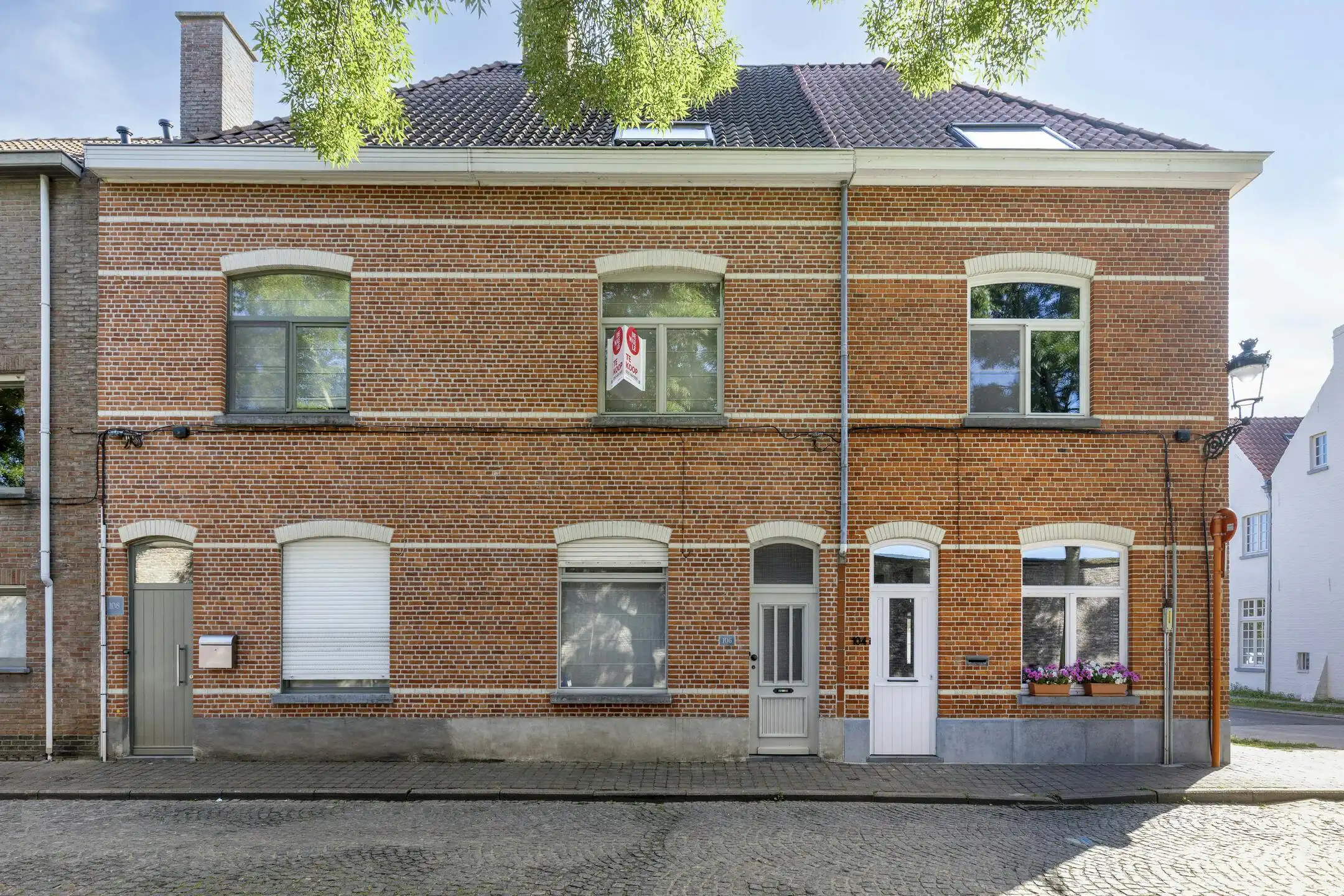 Charmante woning met 3 slaapkamers en koer in centrum Brugge foto {{pictureIndex}}