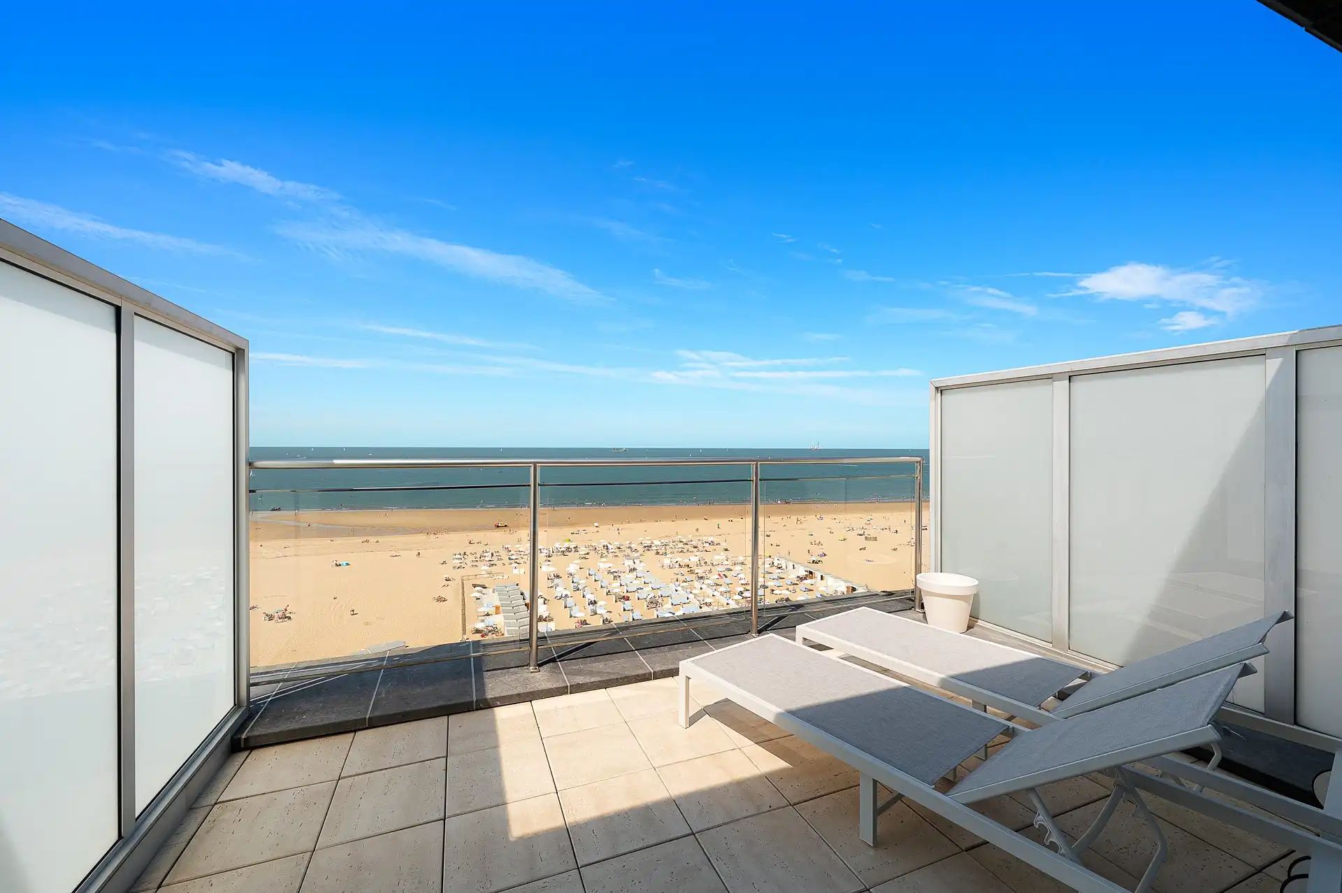 Prachtig gerenoveerd penthouse met panoramische zichten en zonnige ruime terrassen gelegen op de Zeedijk te Duinbergen foto 4