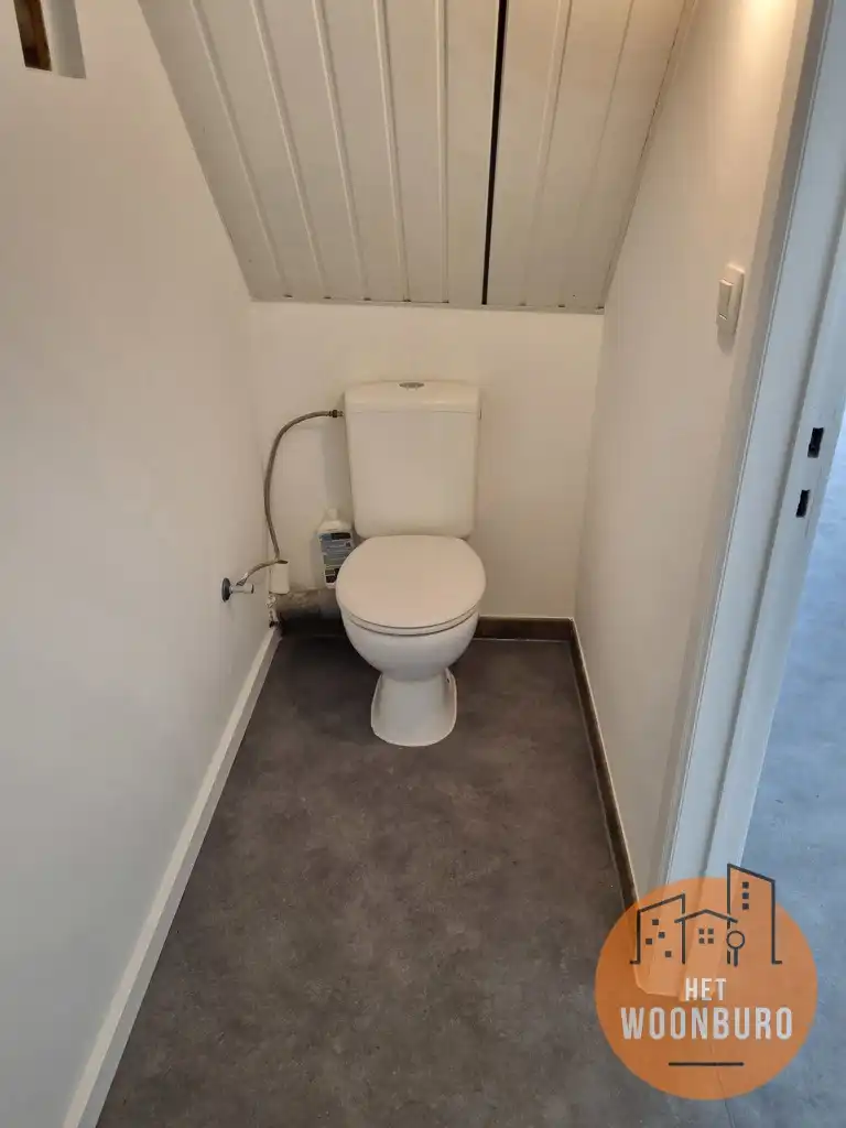 Woning in goede staat met 2 slpks, veranda en garage foto 8