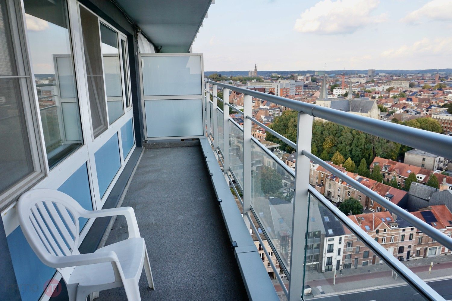 Gemeubeld appartement met 1 slaapkamer, bureelruimte, terras en fantastisch uitzicht over Leuven. foto 8