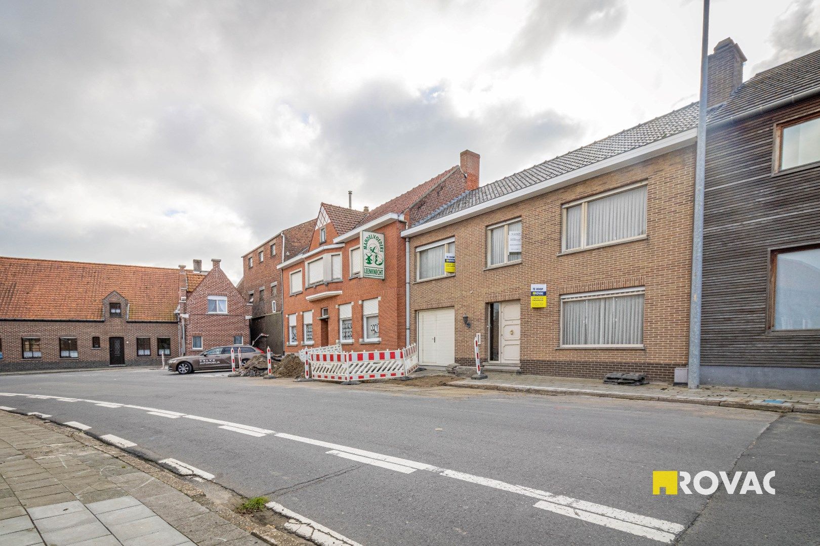 Statige en zeer ruime woning met 6 kamers en uitweg foto 2