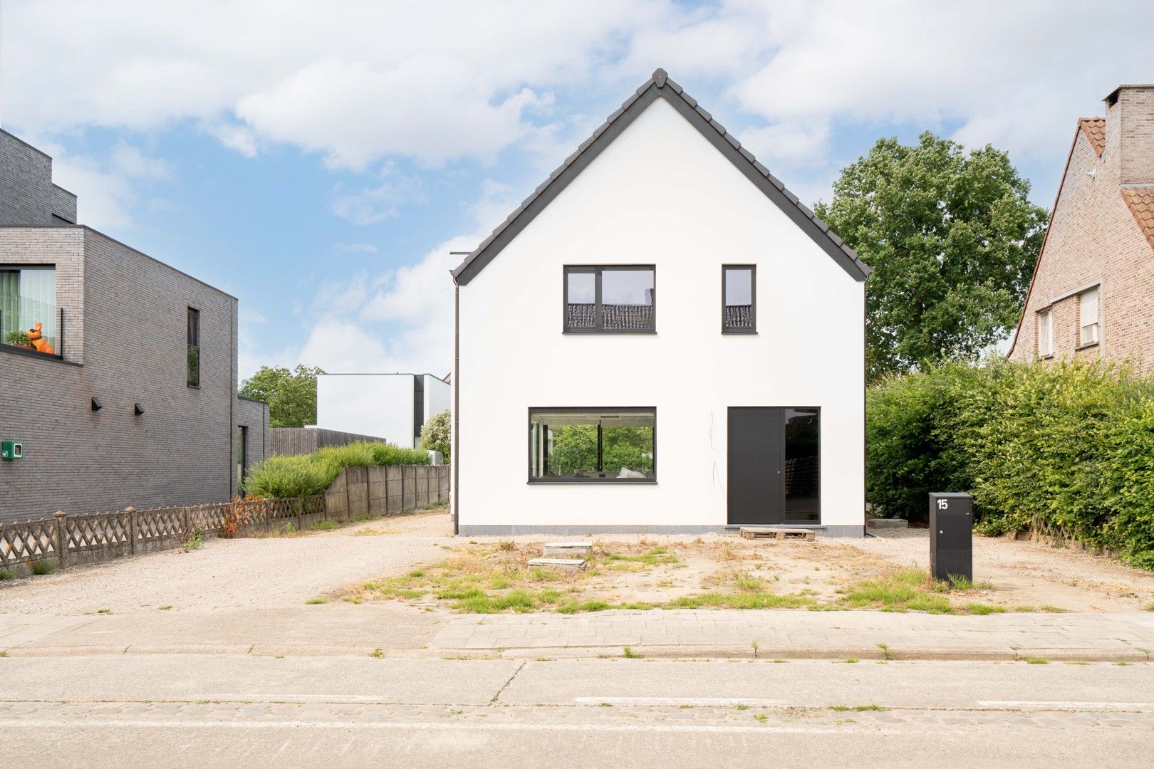 Instapklare woning met 3 slpkmrs op een perceel van 890m²! foto {{pictureIndex}}