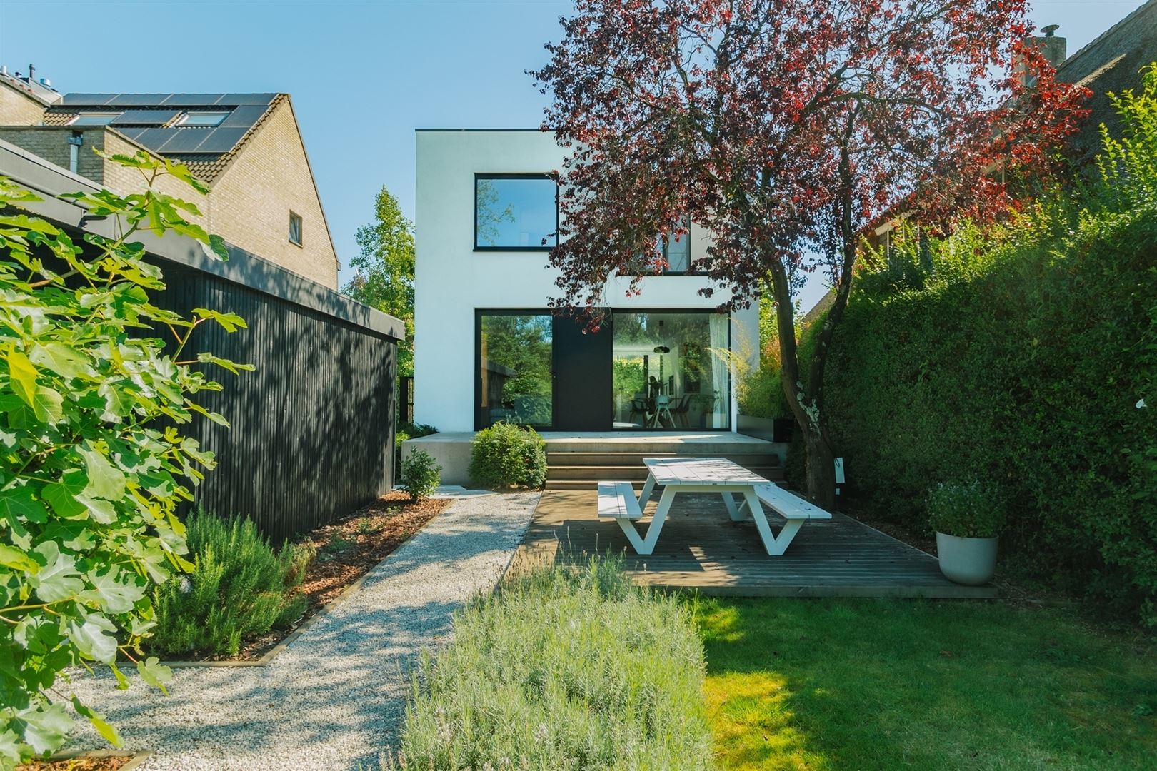 Strakke designwoning met grote tuin foto {{pictureIndex}}