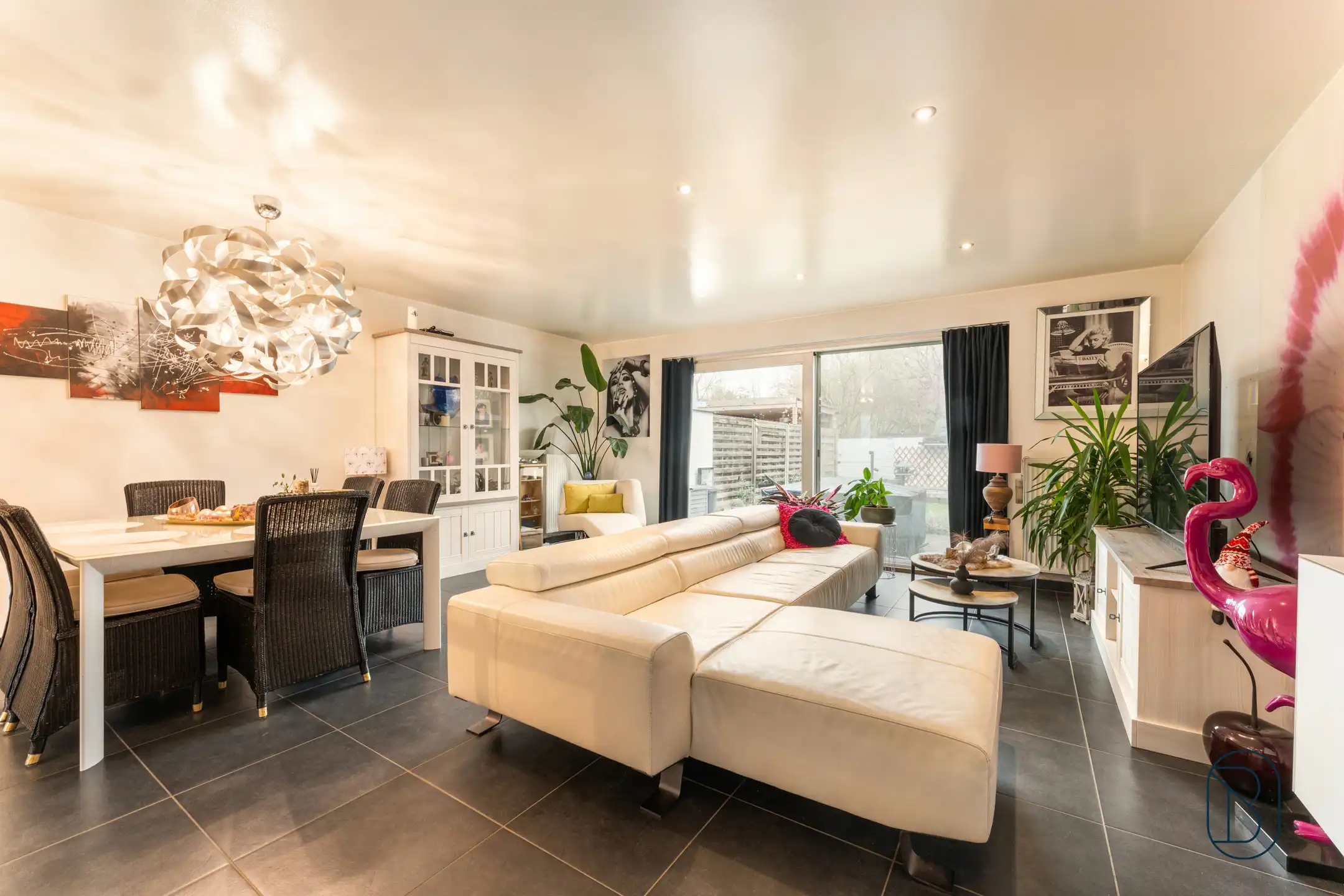 Instapklare woning met 4+ kamers, tuin, oprit en garage foto 5