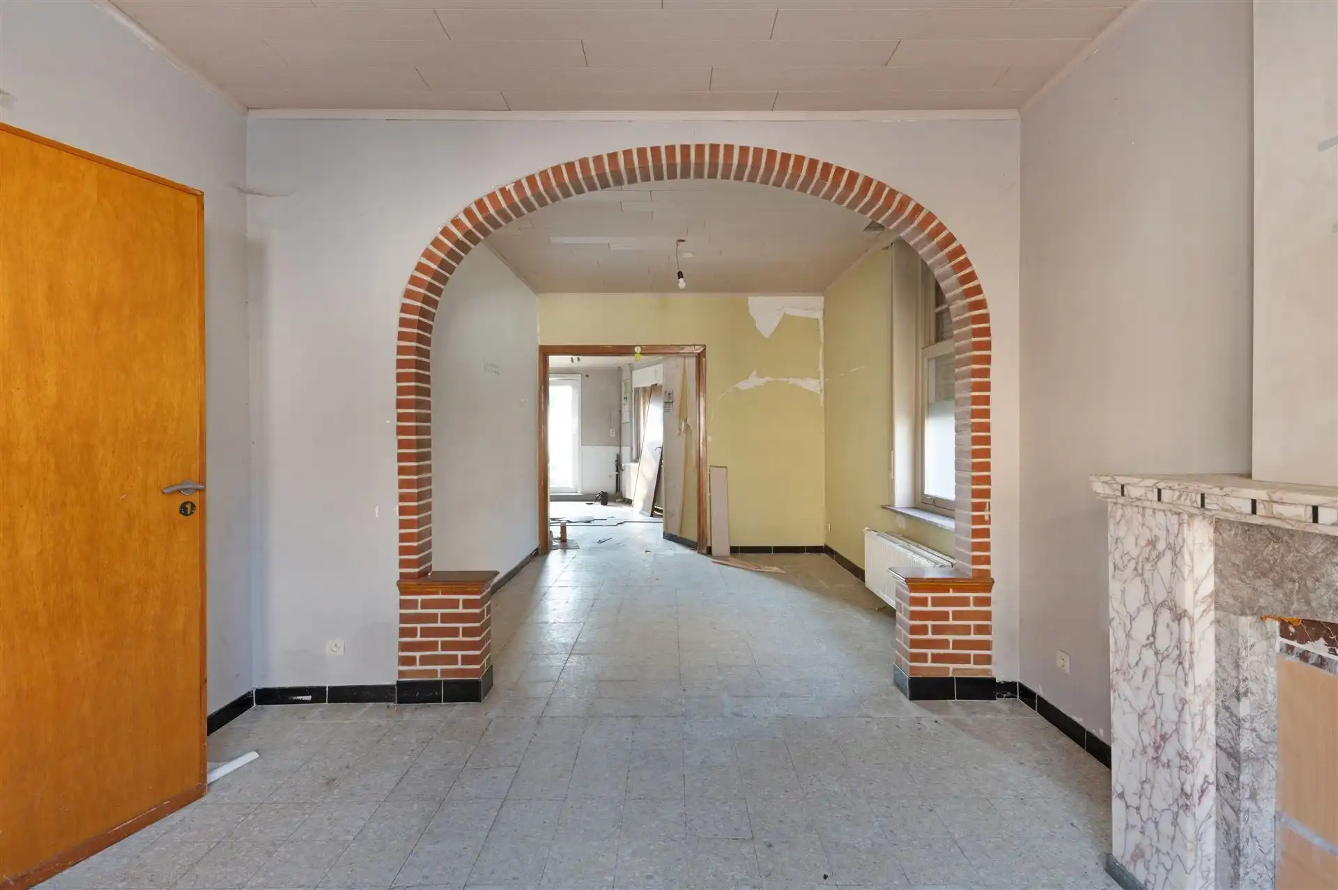 Te renoveren woning op een gegeerde locatie in Moortsele foto 4