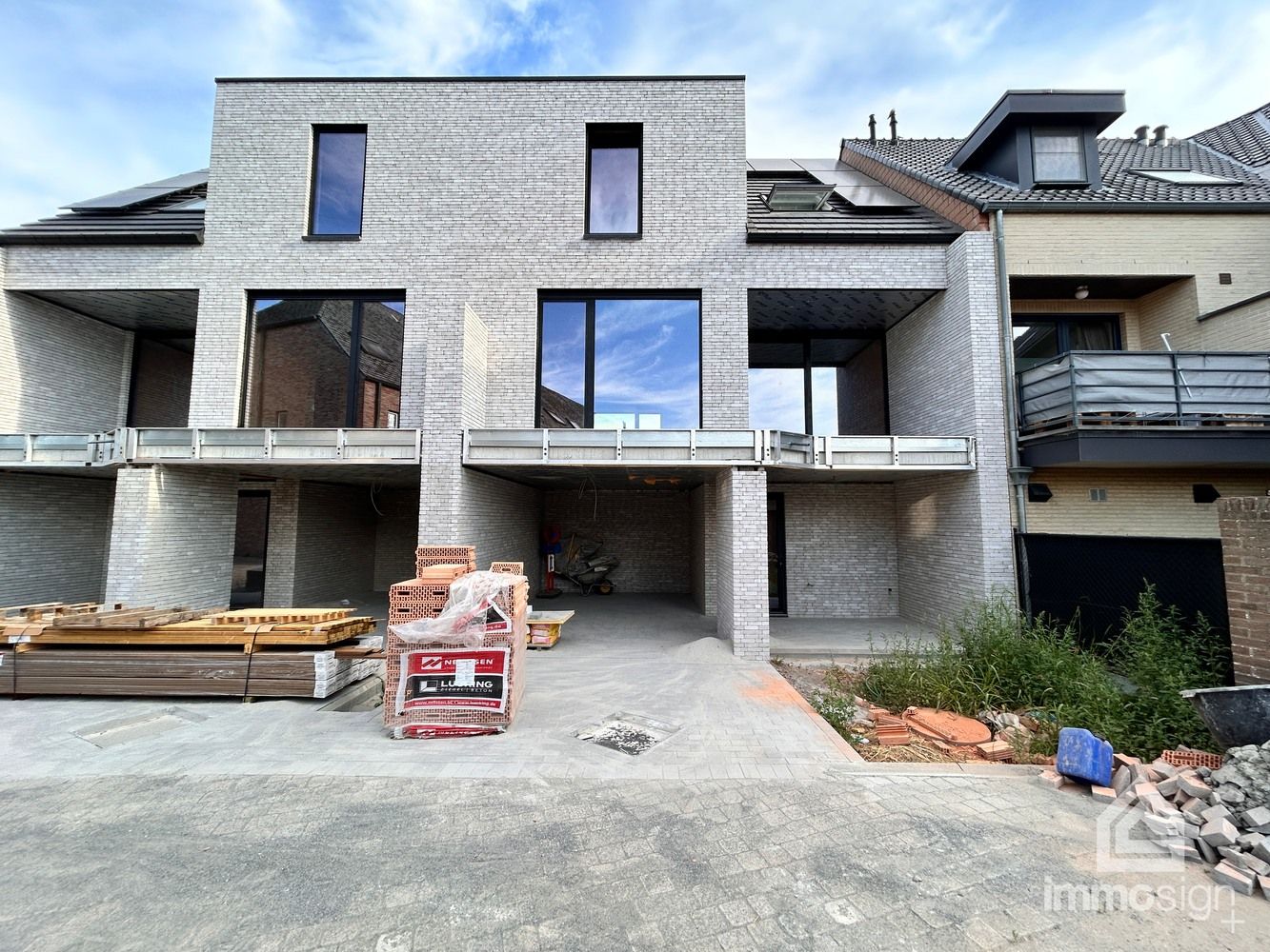 Afgewerkte nieuwbouwwoning in het centrum van Hamont! foto {{pictureIndex}}