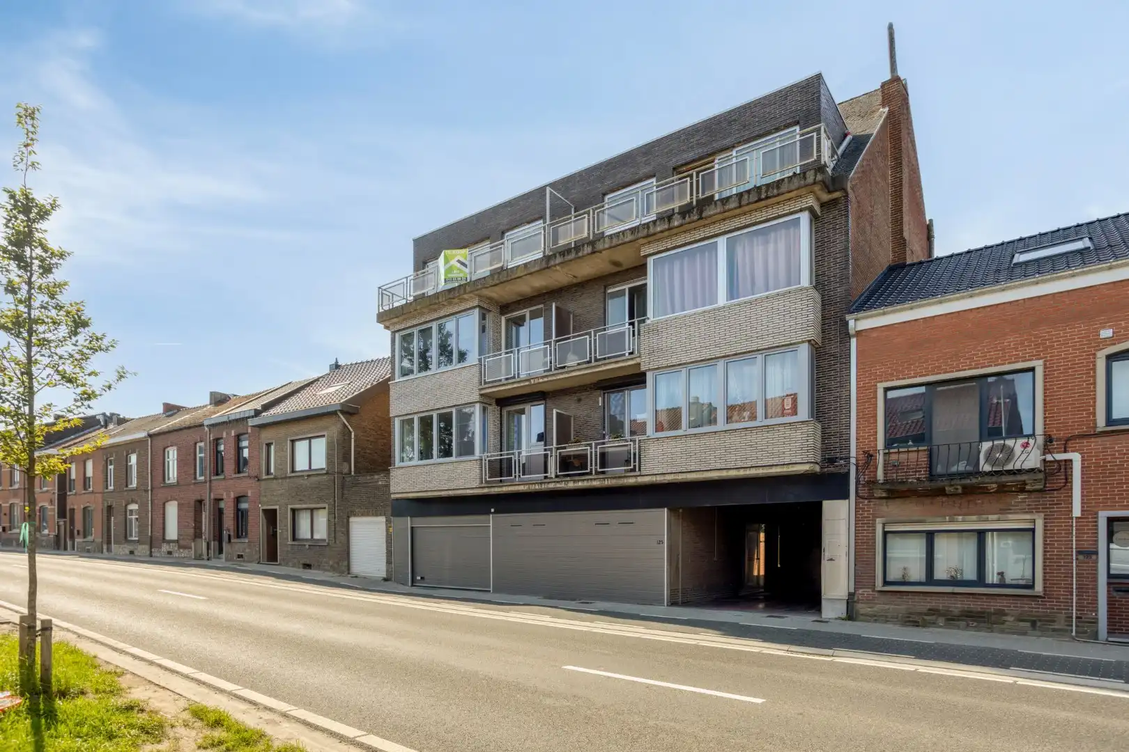 Ruim appartement met bovenliggende studio en garage foto 24