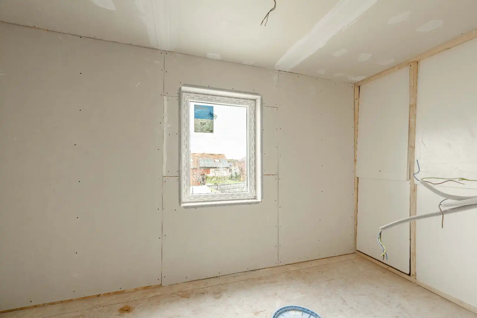 Verder te renoveren woning op toplocatie in Lichtervelde foto 10