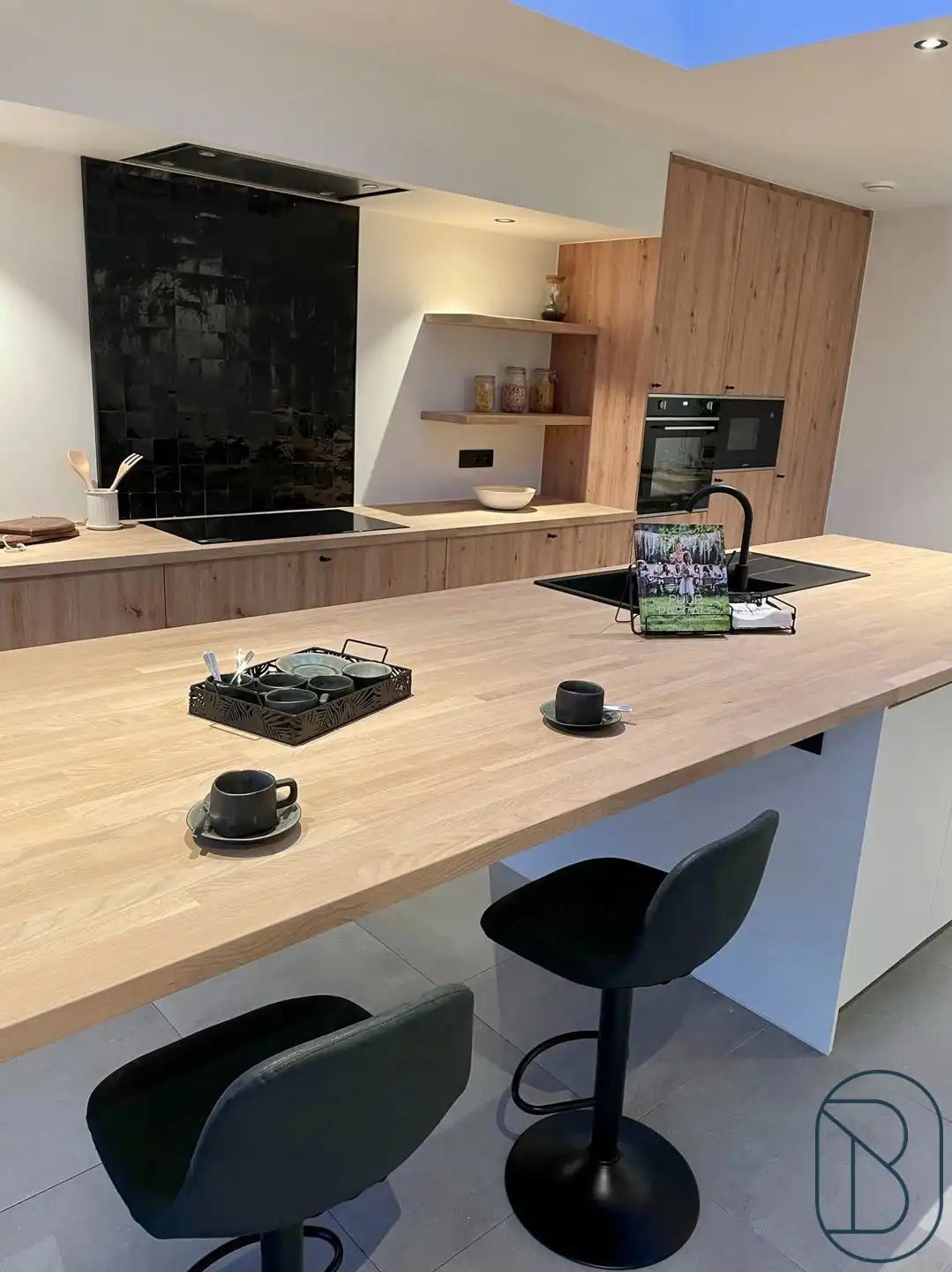 Volledig gerenoveerde woning met 3slpk, tuin en uitweg! foto 8
