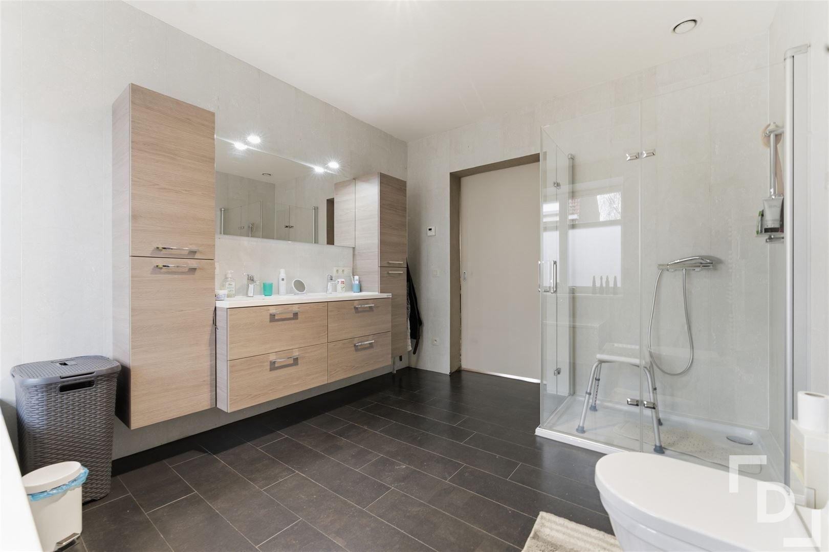 Gerenoveerde en duurzame woning met huislift te koop op toplocatie in Ieper. foto 15