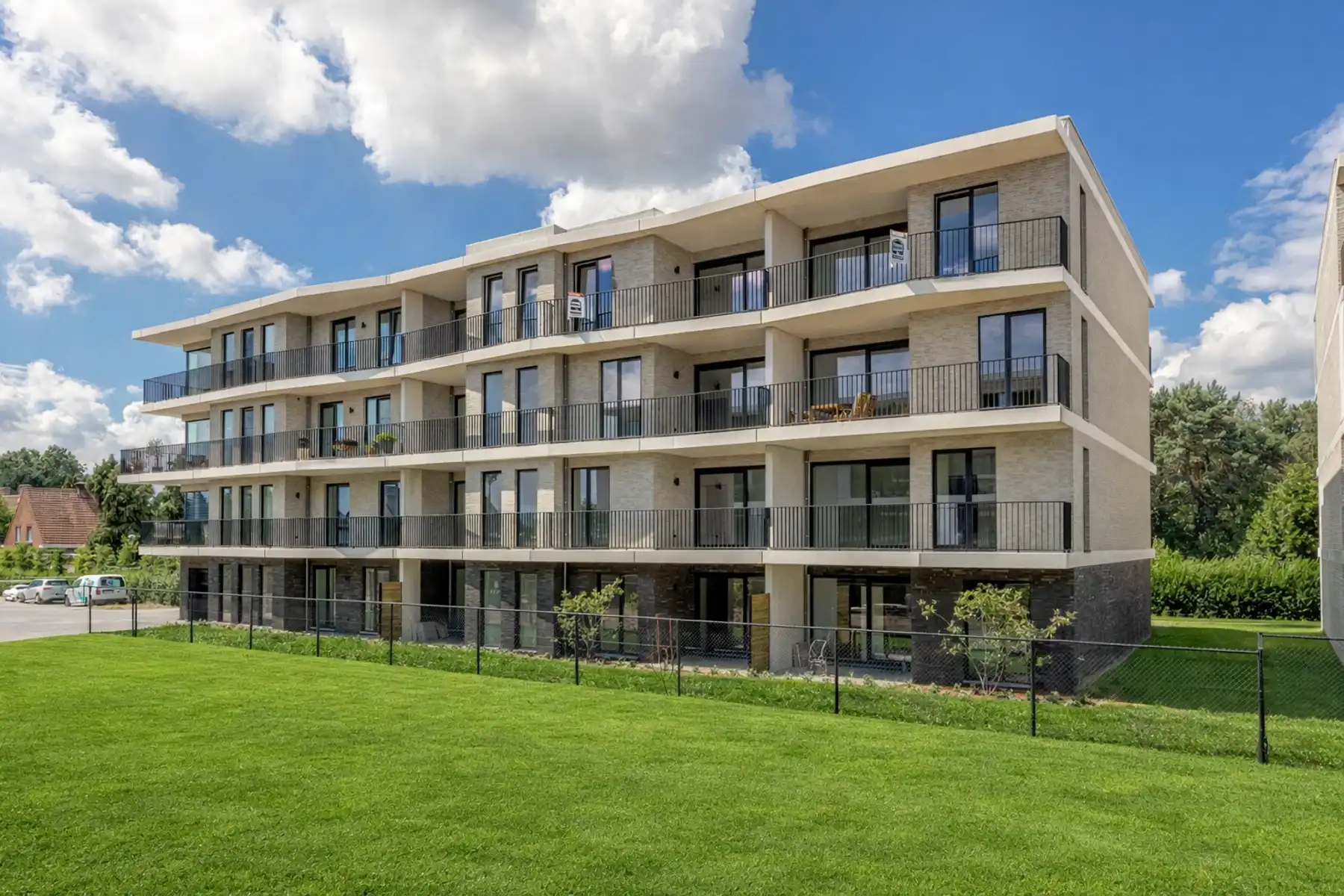 Prachtig nieuwbouwappartement op de 3de verdieping met ondergrondse autostaanplaats en berging. foto {{pictureIndex}}