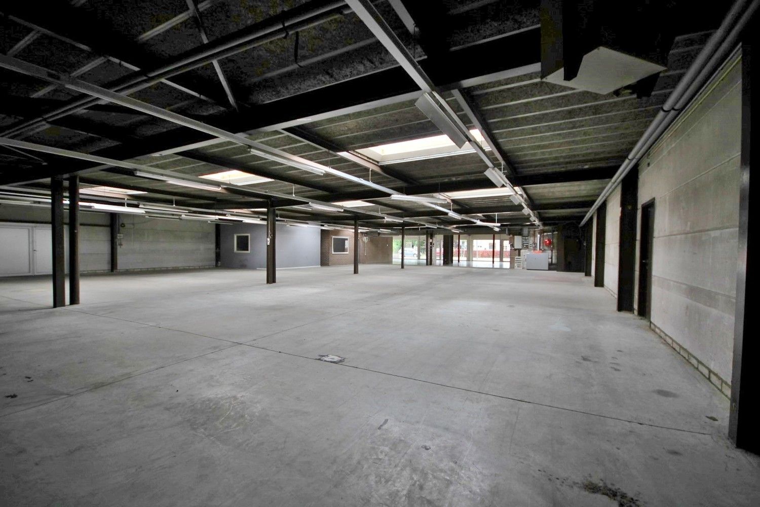 Ruim handelspand met magazijn op toplocatie foto 11