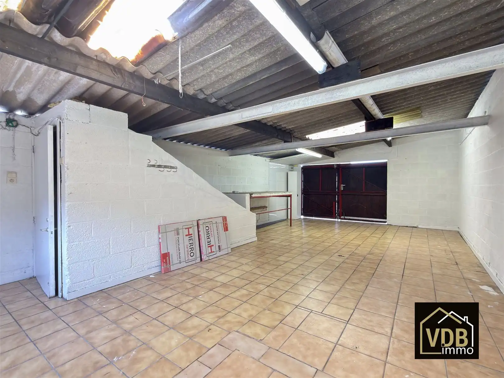 HALF OPEN BEBOUWING MET 4 SLAAPKAMERS EN GROTE GARAGE foto 46