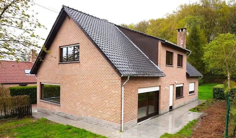 Rustig gelegen woning met 4 slaapkamers, bureau (of extra slaapkamer), garage en grote tuin. foto {{pictureIndex}}