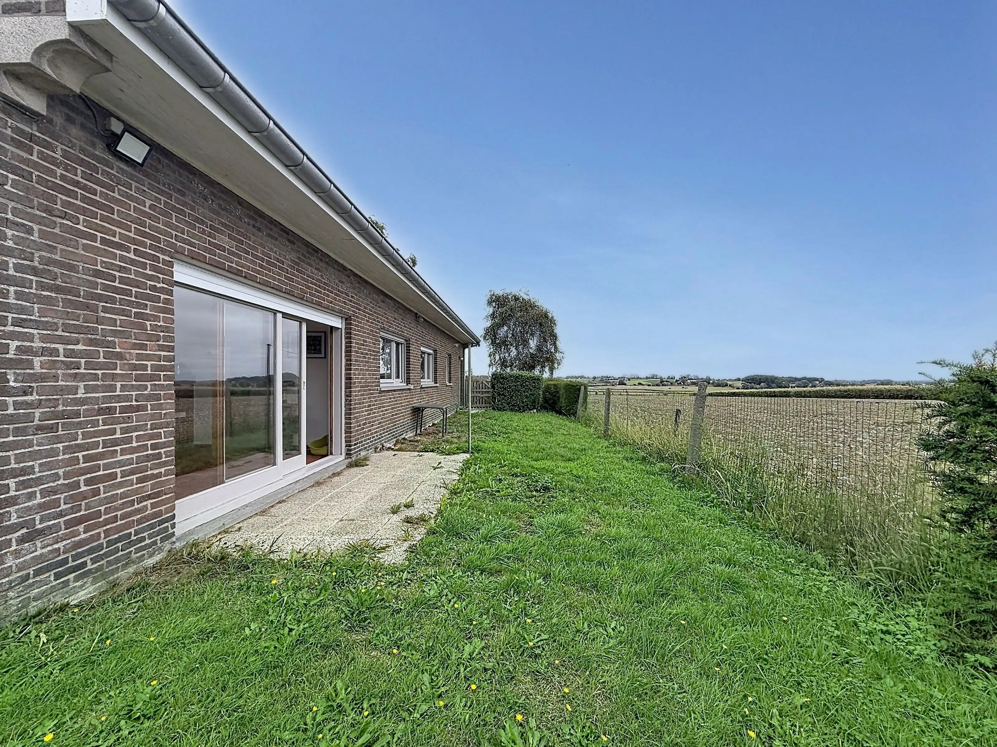 Landelijk gelegen gelijkvloerse villa te huur in Zonnebeke met 2 slaapkamers, garage, grote tuin en prachtig uitzicht! foto 18