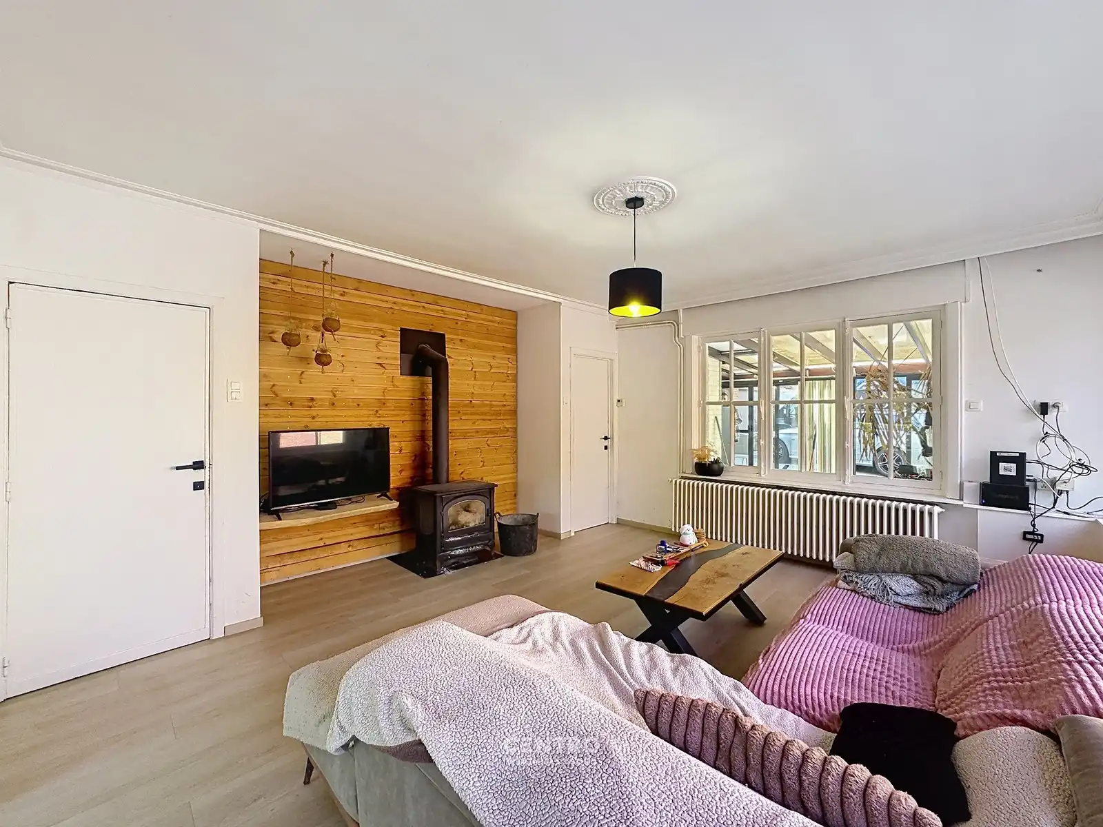 Instapklare woning met 4/5 slpks en RUIME polyvalente ruimte/magazijn (circa 700m²)! foto 2