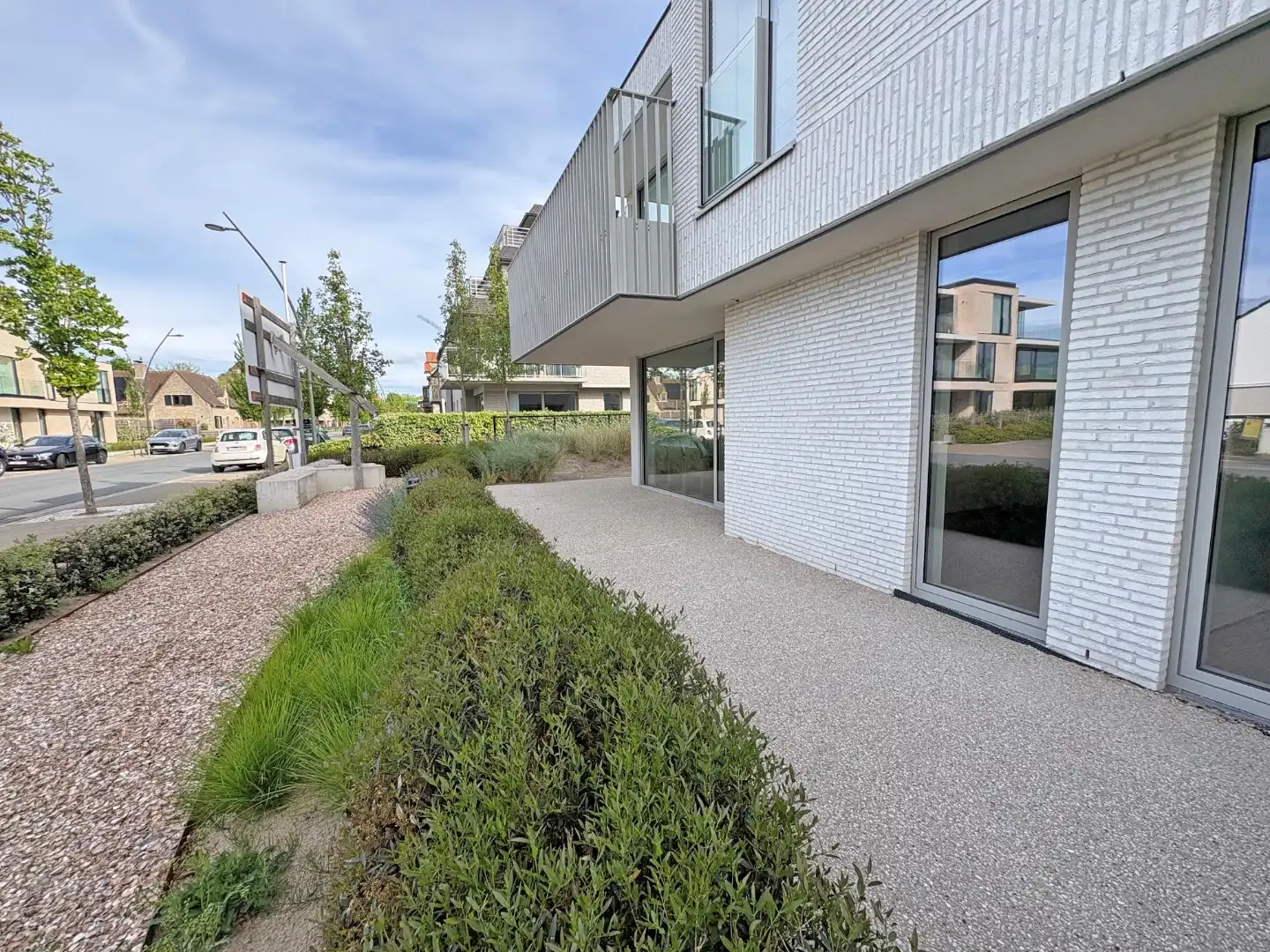 Zongericht hoekappartement te Sint-Idesbald. foto {{pictureIndex}}
