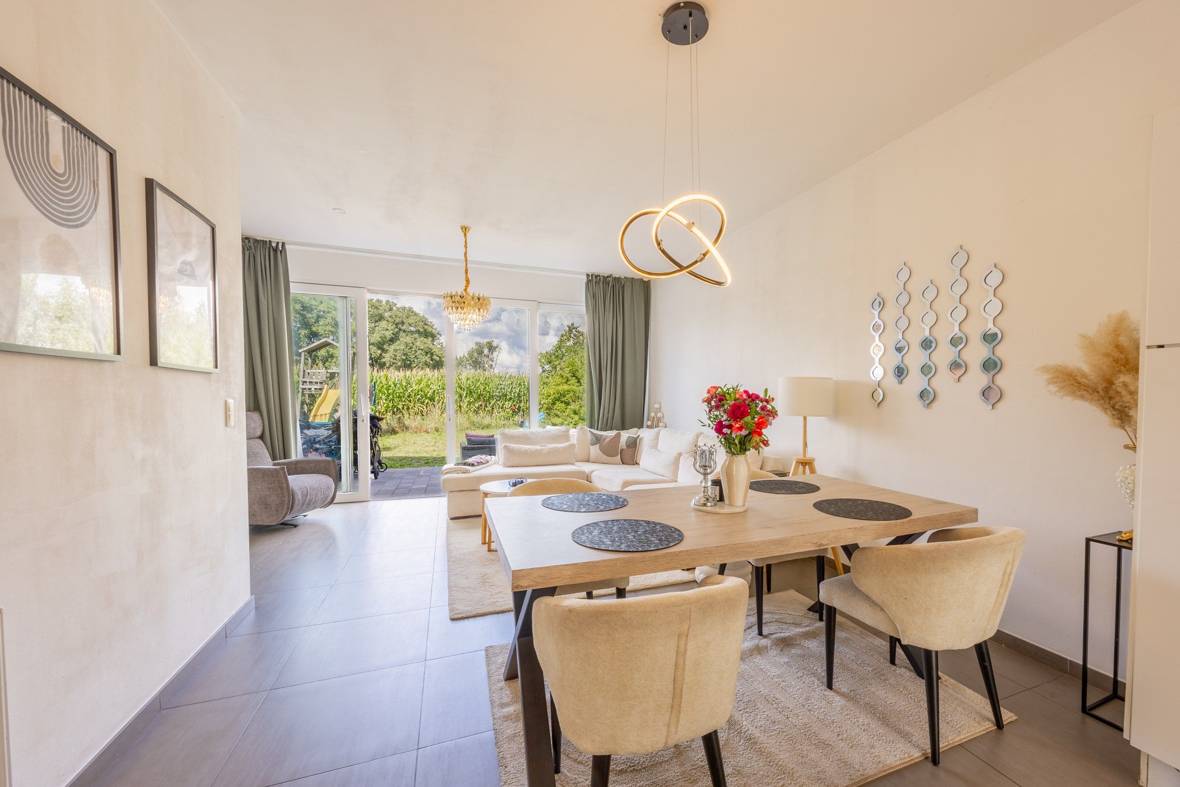 Instapklare halfopen woning met drie slaapkamers en tuin foto {{pictureIndex}}