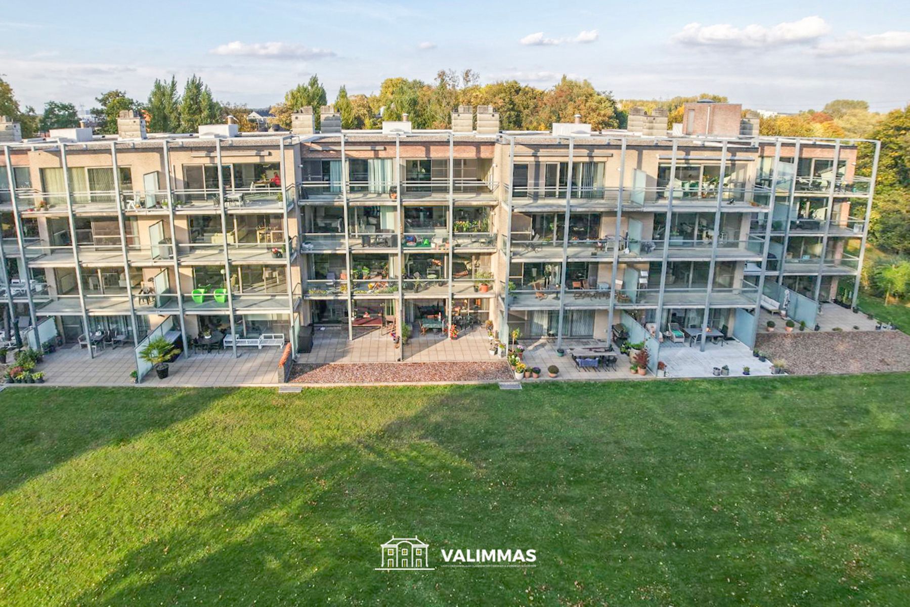 Instapklaar appartement met terras, kelder en event. garage. foto 2