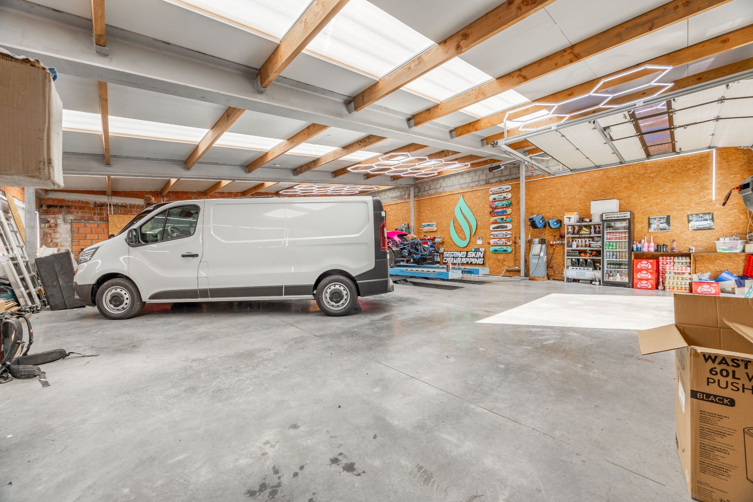 ALLEENSTAANDE GELIJKVLOERSE WONING MET MAGAZIJN EN COMMERCIELE RUIMTE foto 3