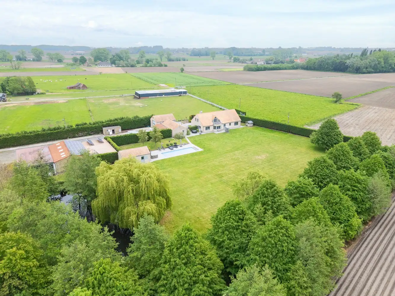 Uitzonderlijke villa-landhuis met bijgebouwen op een prachtig domein. foto {{pictureIndex}}