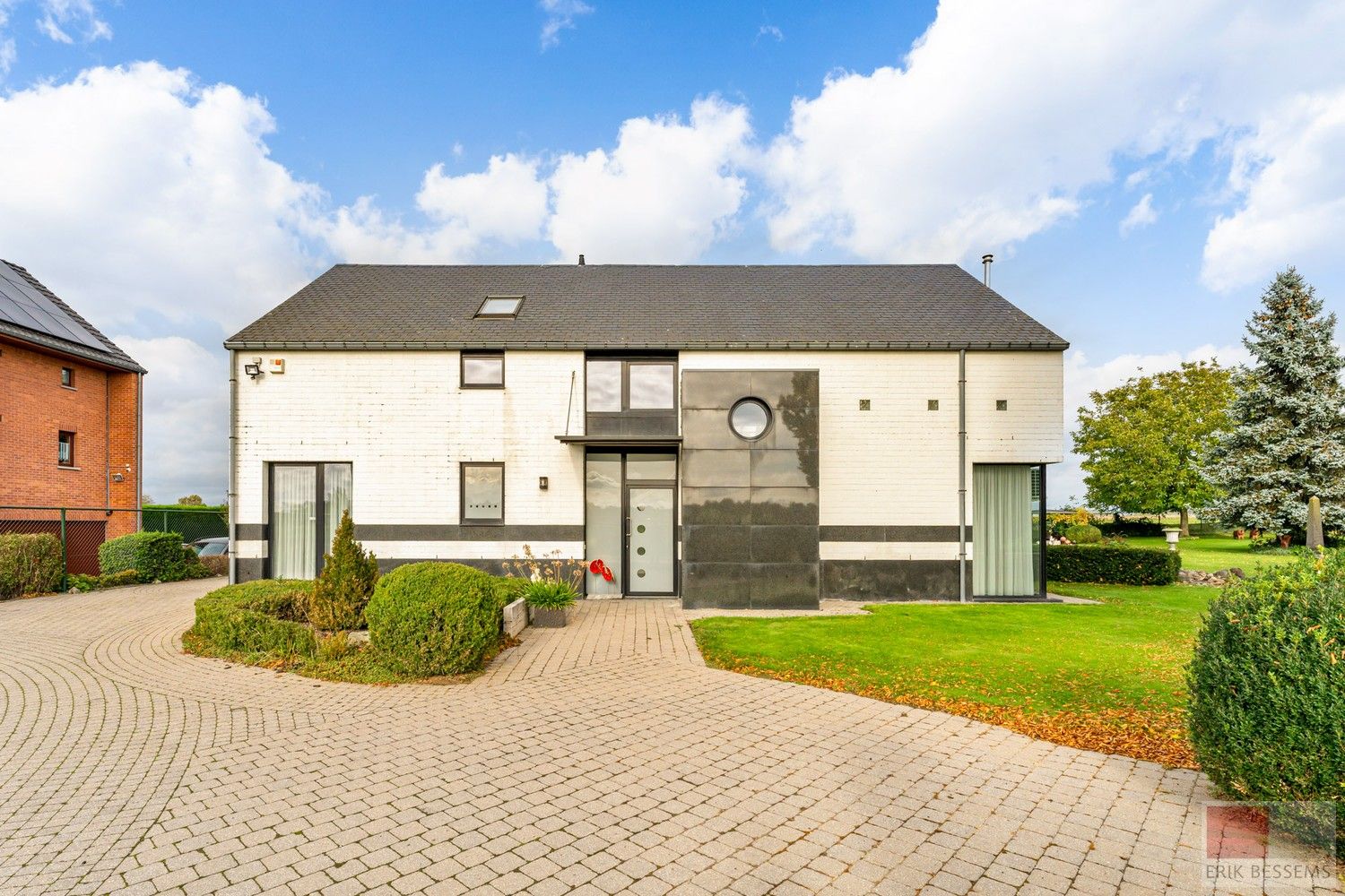 Ruime luxueuze villa met een bewoonbare opp van ca. 259m² en een perceel van 3900m². foto {{pictureIndex}}