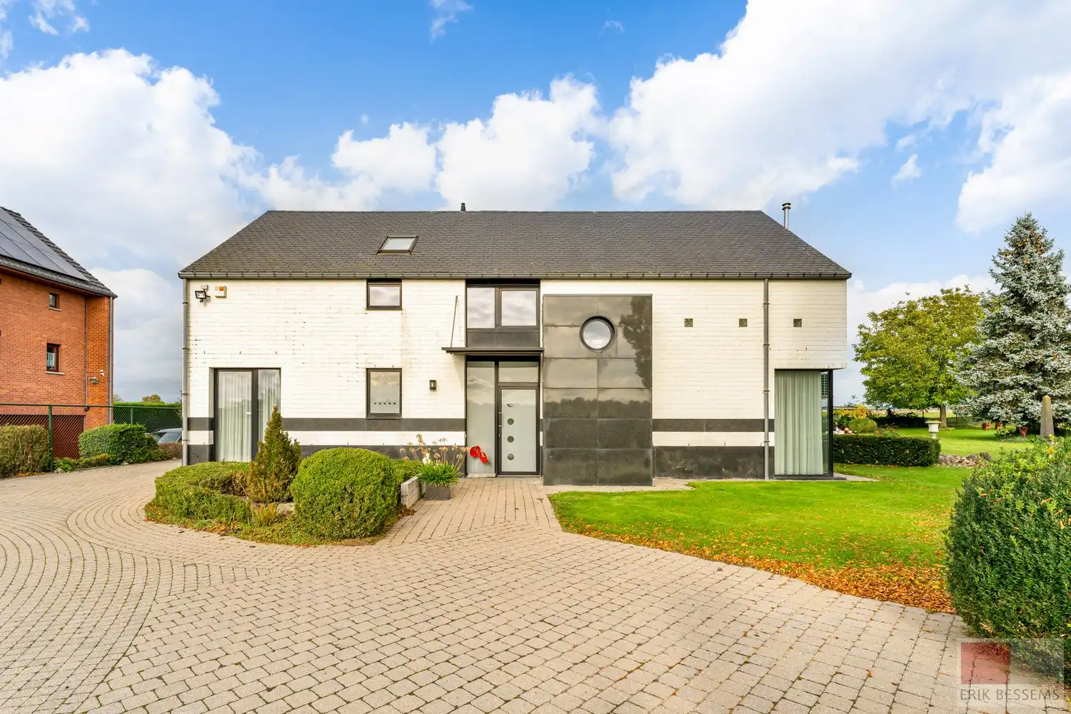 Ruime luxueuze villa met een bewoonbare opp van ca. 259m² en een perceel van 3900m². foto {{pictureIndex}}