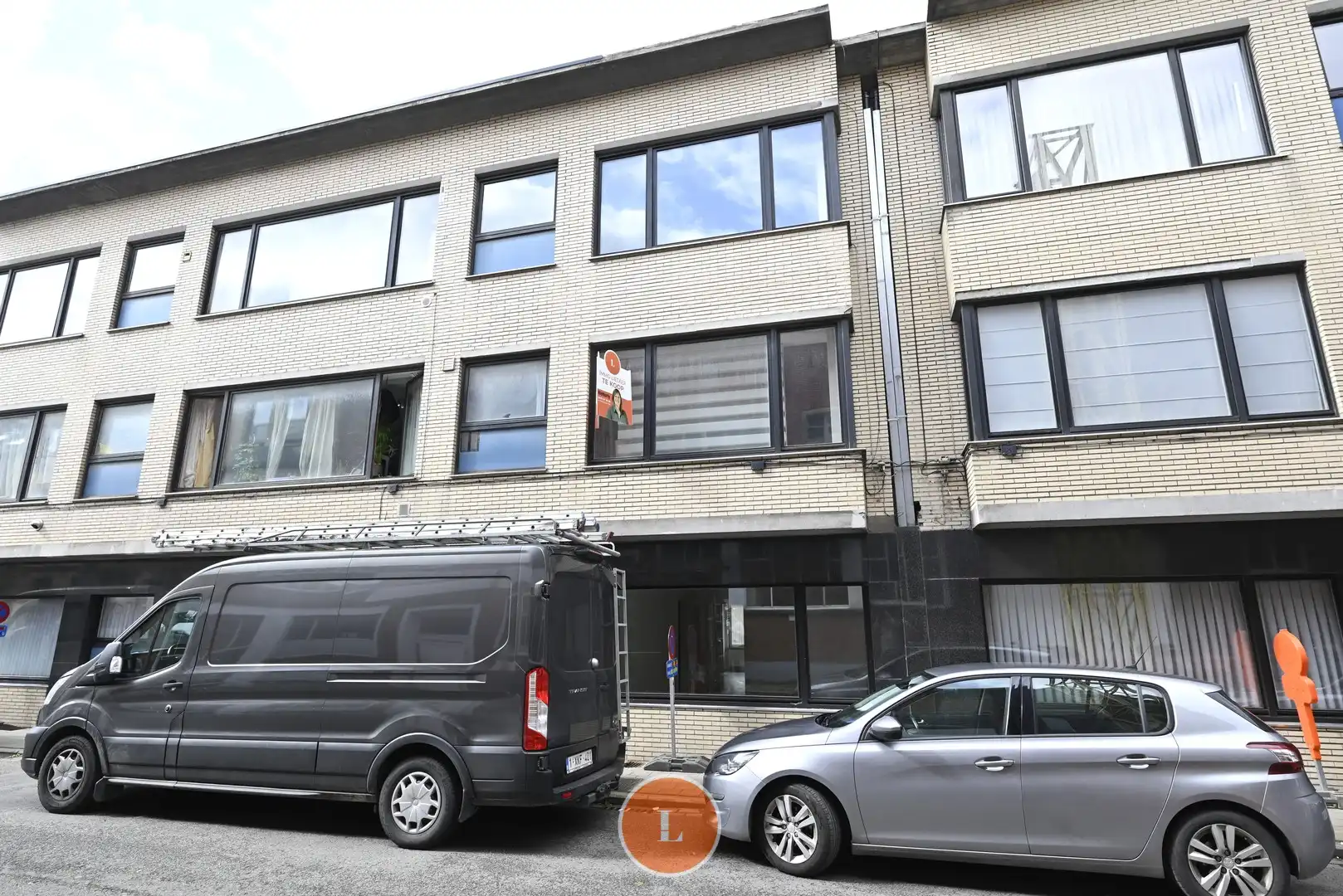 Opbrengst appartement met 2 slaapkamers en garage te koop in Roeselare! foto {{pictureIndex}}