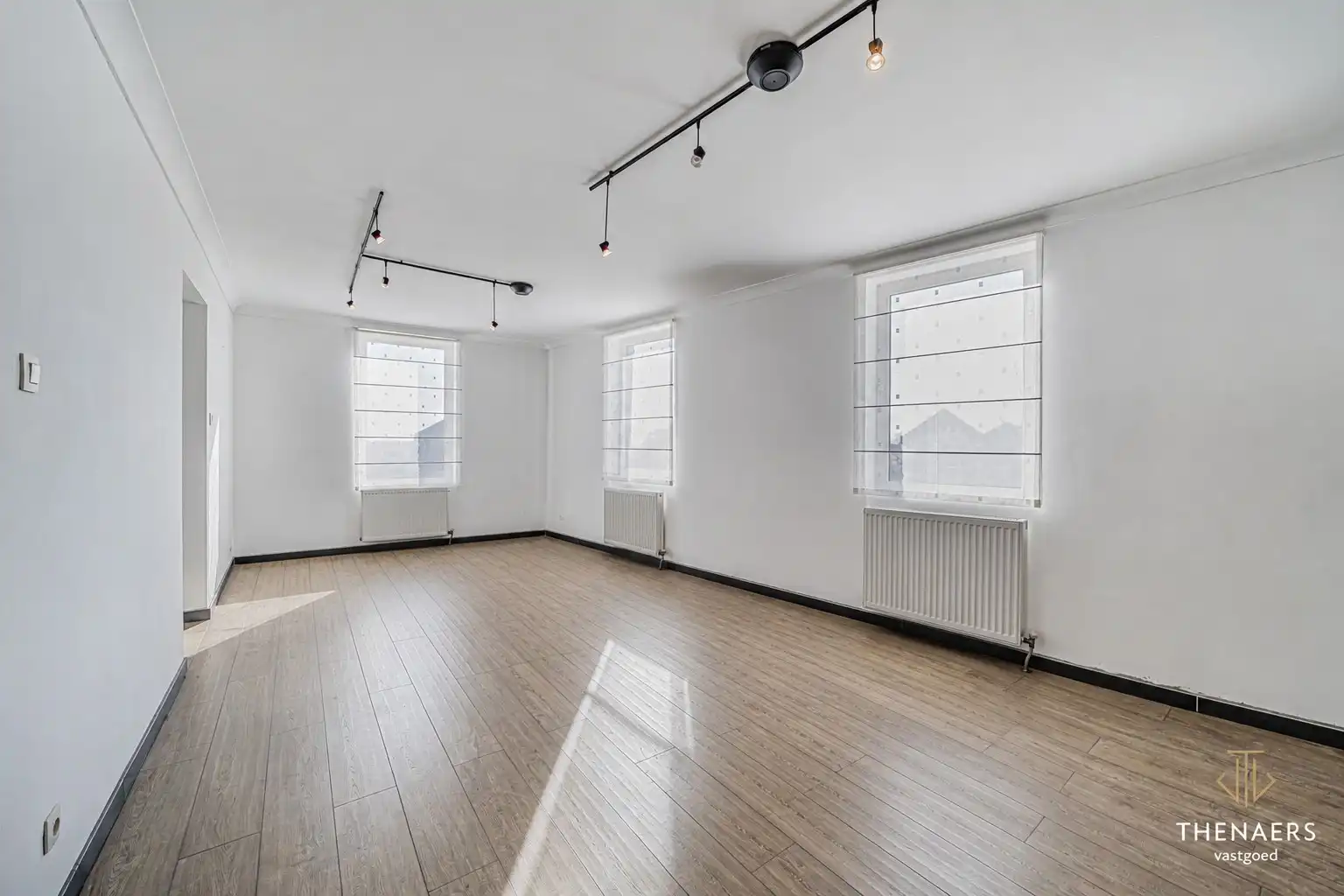 Karaktervolle en uitzonderlijk ruime woning met 5 slpks op&nbsp;een perceel van 36a 60ca. foto 24