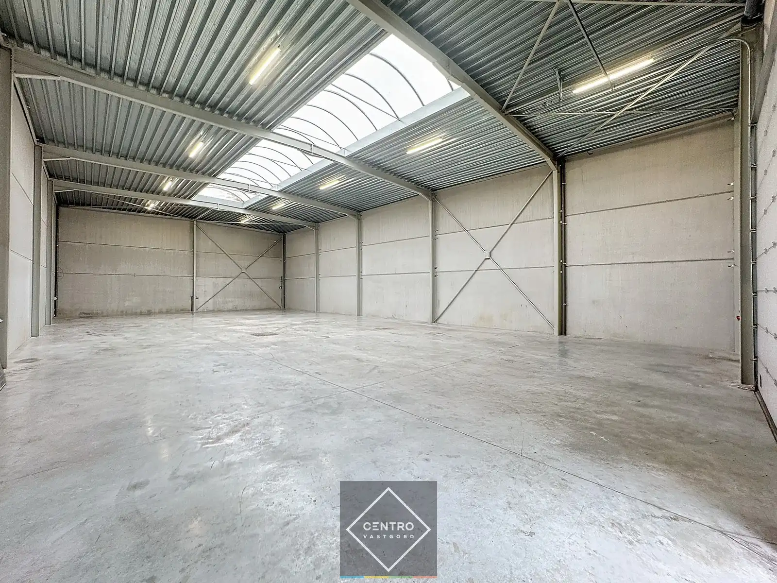 NB MAGAZIJN / OPSLAGRUIMTE (410m2) met volledige overspanning en hoge sectionaalpoort te huur op ambachtelijke zone te Maldegem (vlakbij Brugge en Knokke-Heist). foto 2
