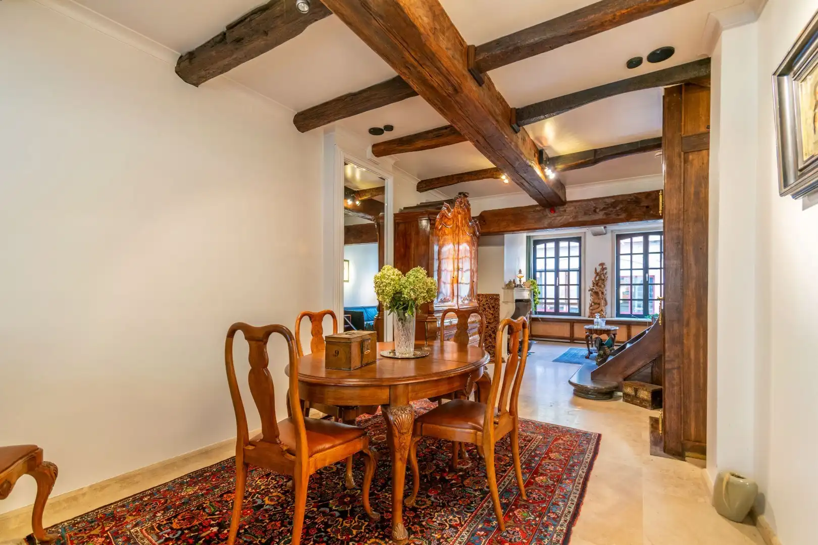 Karaktervol hoogwaardig afgewerkt gebouw met winkelruimte en woonst  foto 3