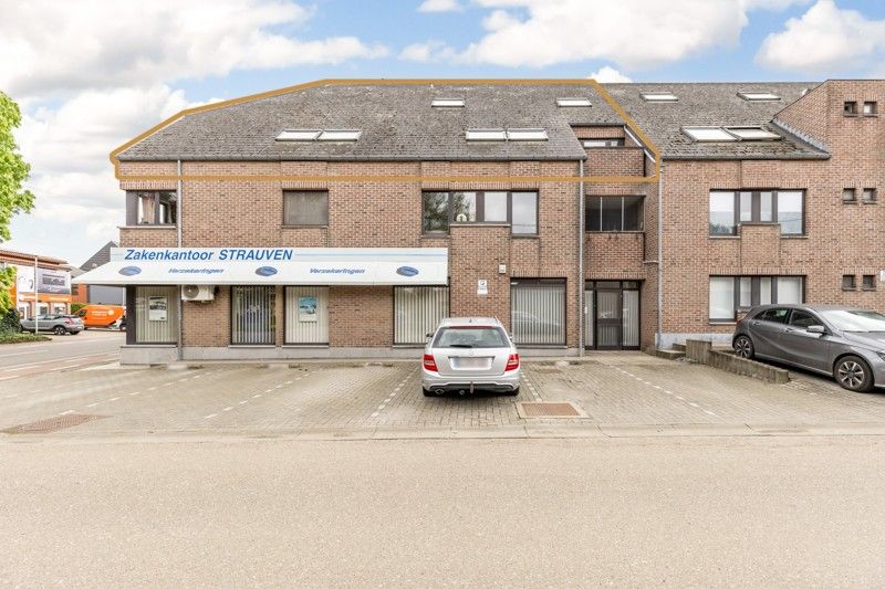 Zeer ruim en gerenoveerd appartement met 3 slpks en autostaanplaats foto 2