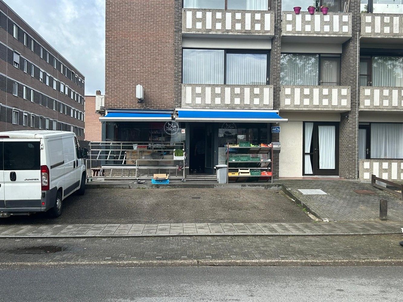 Handelsgelijkvloers 101m2 en kelderberging te Maaseik foto 2