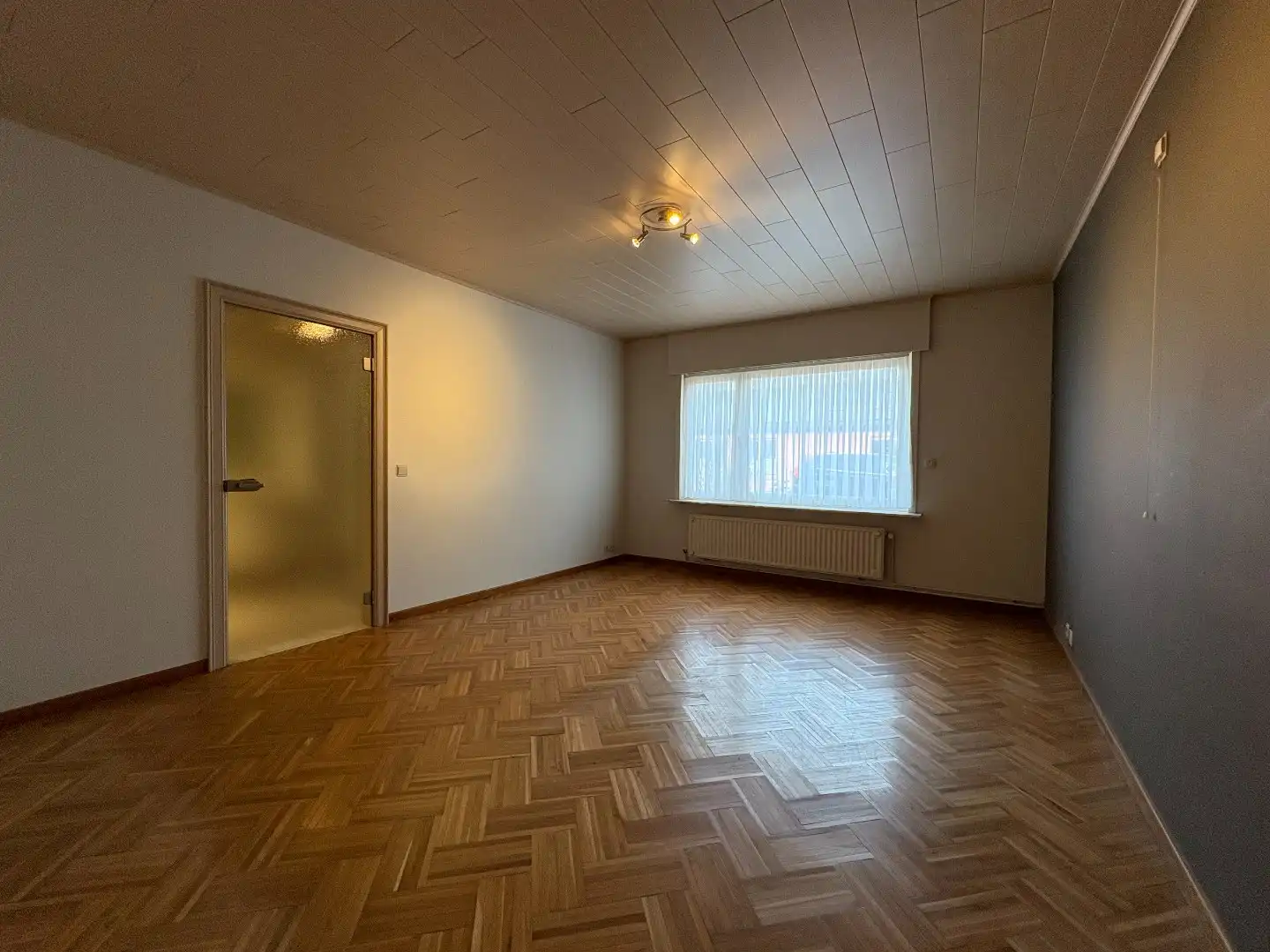 Ruime en goed onderhouden bungalow met zonnige tuin– Elverdinge dorpskern. Opp: 884m². foto 19