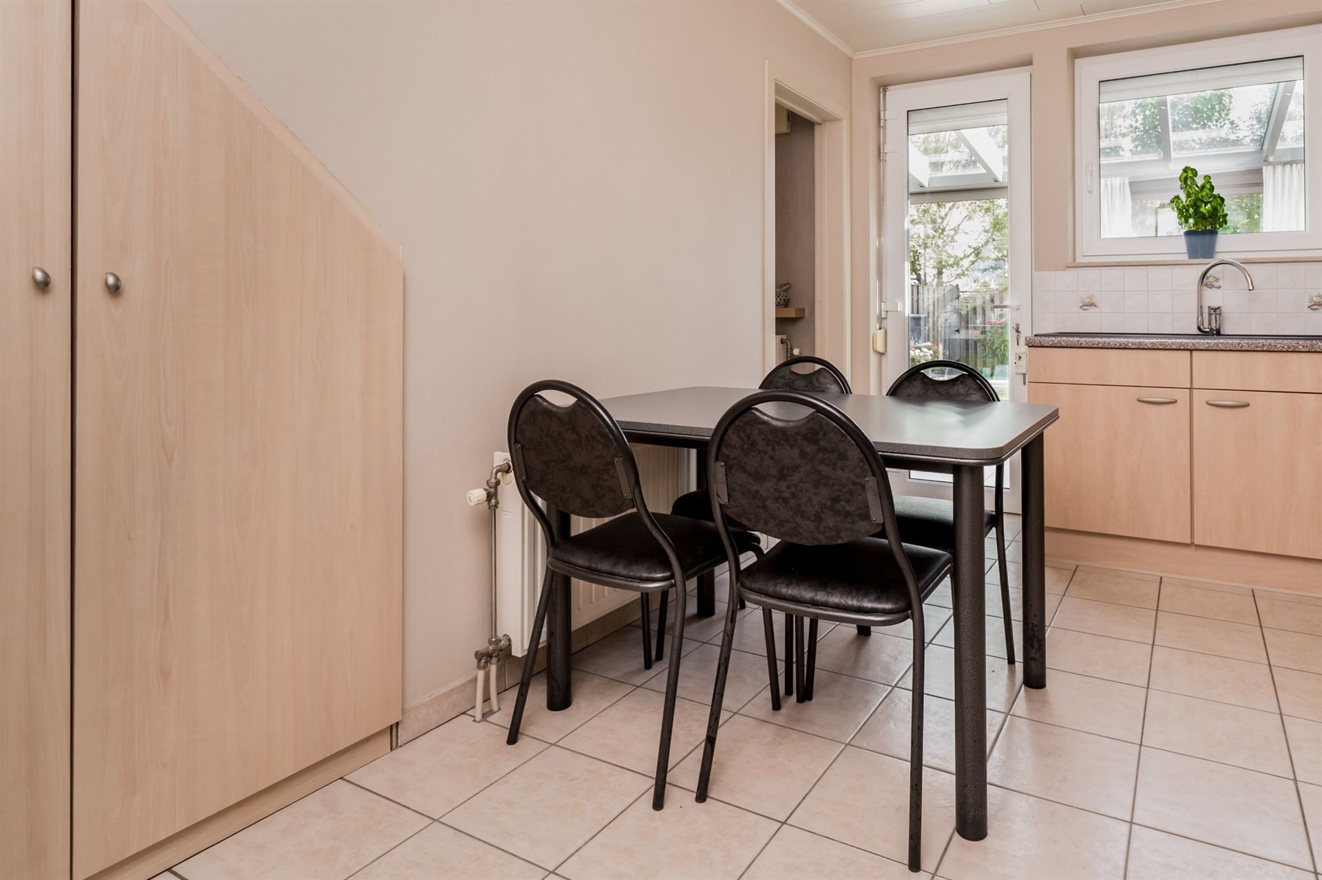 Rustig gelegen gezinswoning met 3 slpks en tuin. foto 11