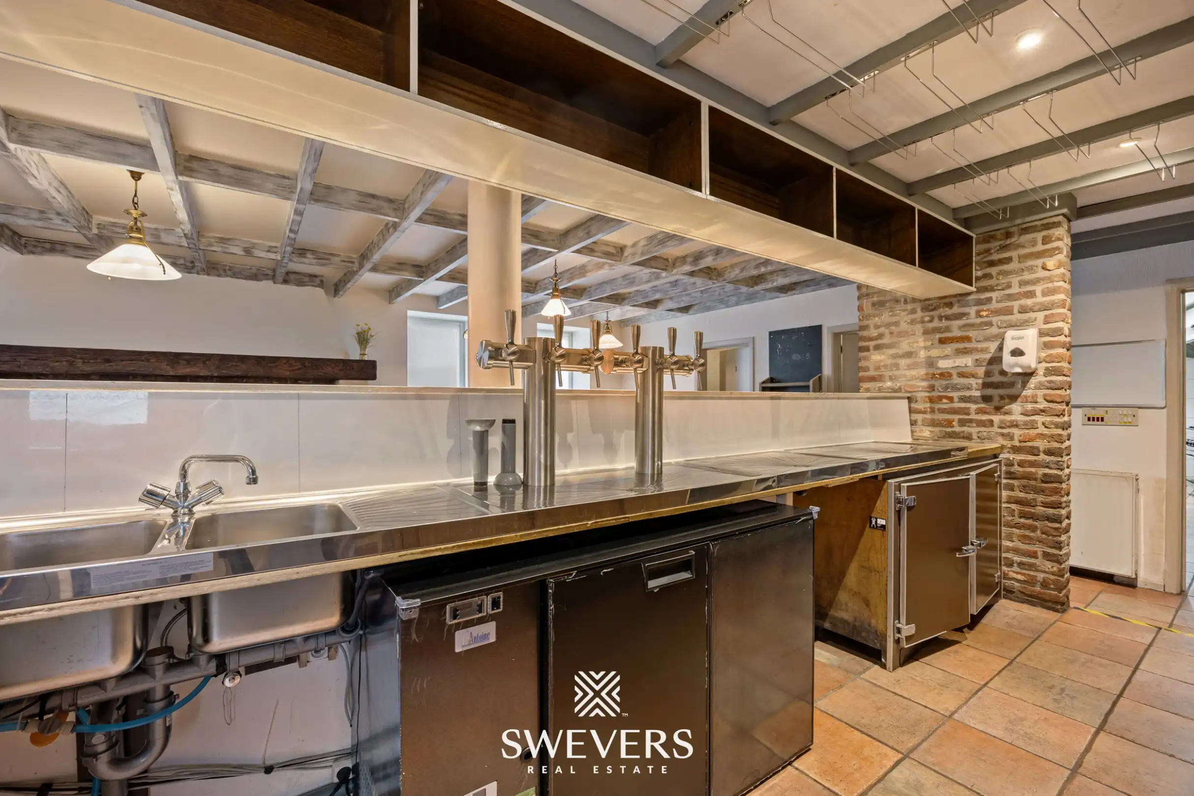 Absolute buitenkans in gekende horecazaak foto 8