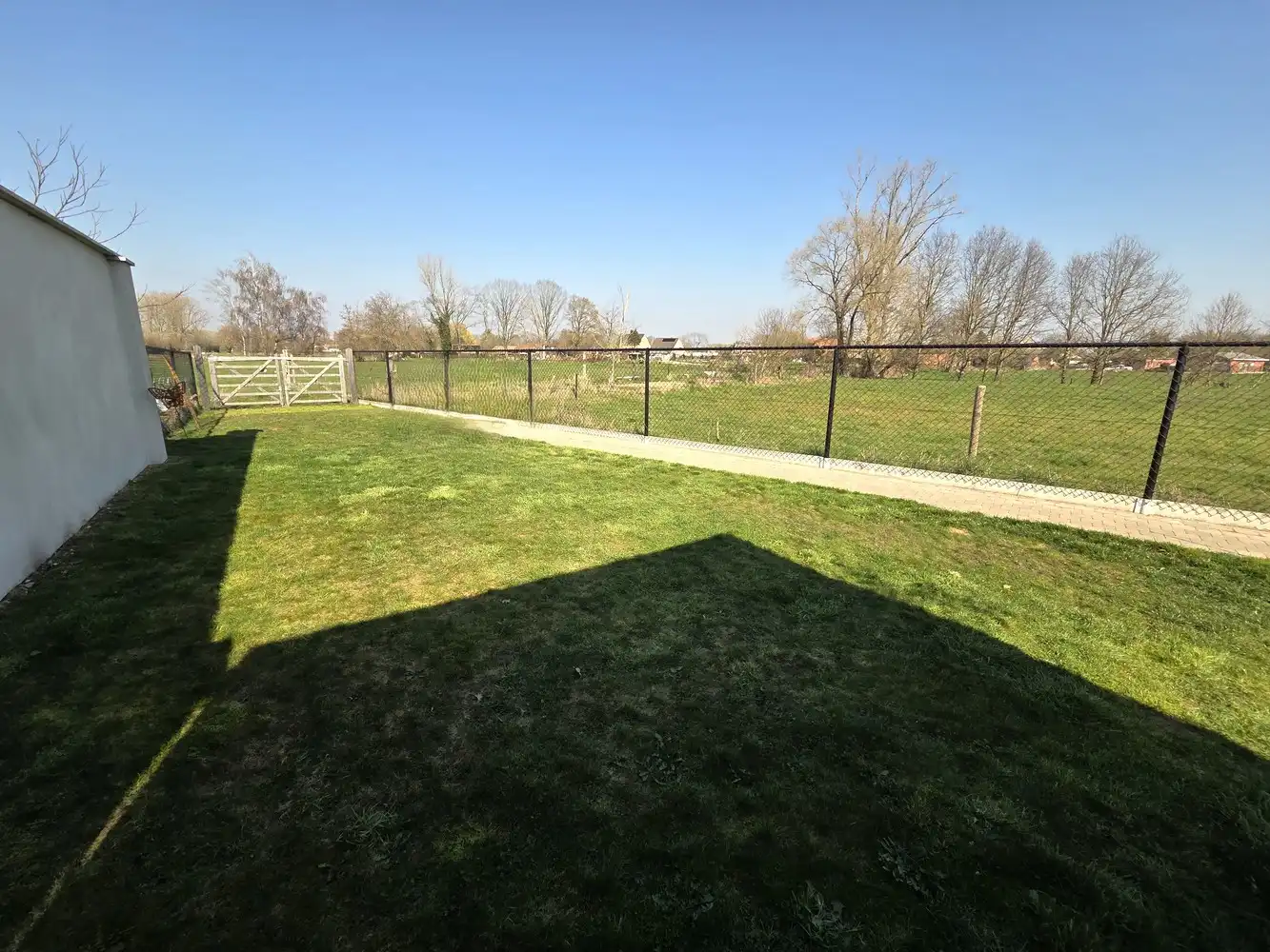 Zeer rustig gelegen laagbouwwoning, 3 slaapkamers, instapklaar op een perceel van 790m² foto 3