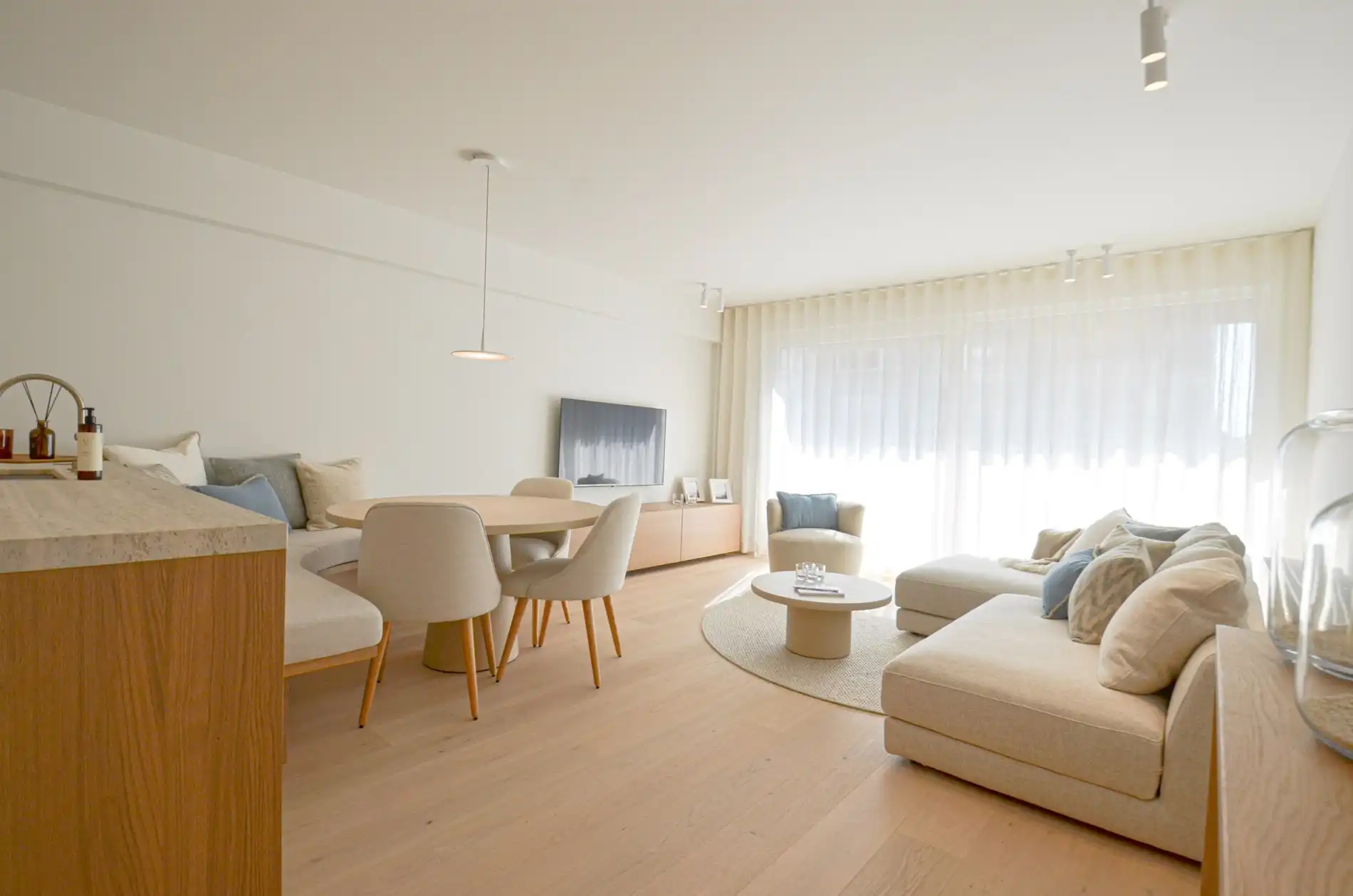 Centraal gelegen, volledig gerenoveerd appartement met drie slaapkamers. foto 8