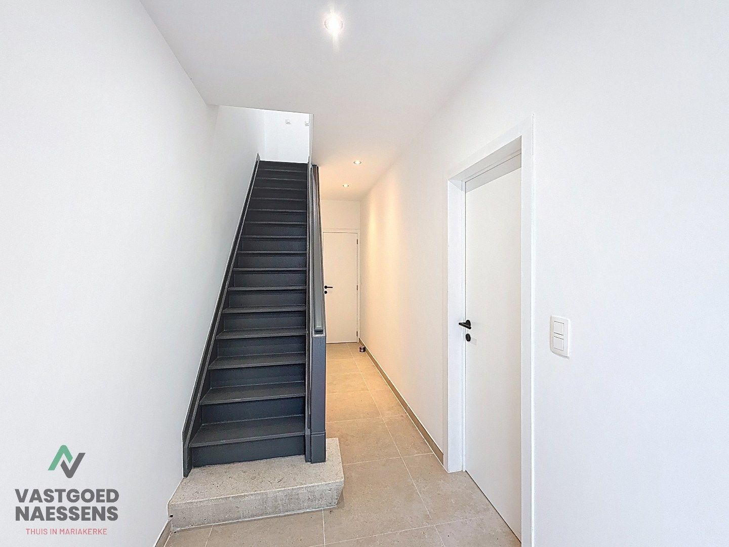 VOLLEDIG GERENOVEERDE WONING MET TUIN / 5 SLPK  foto 27