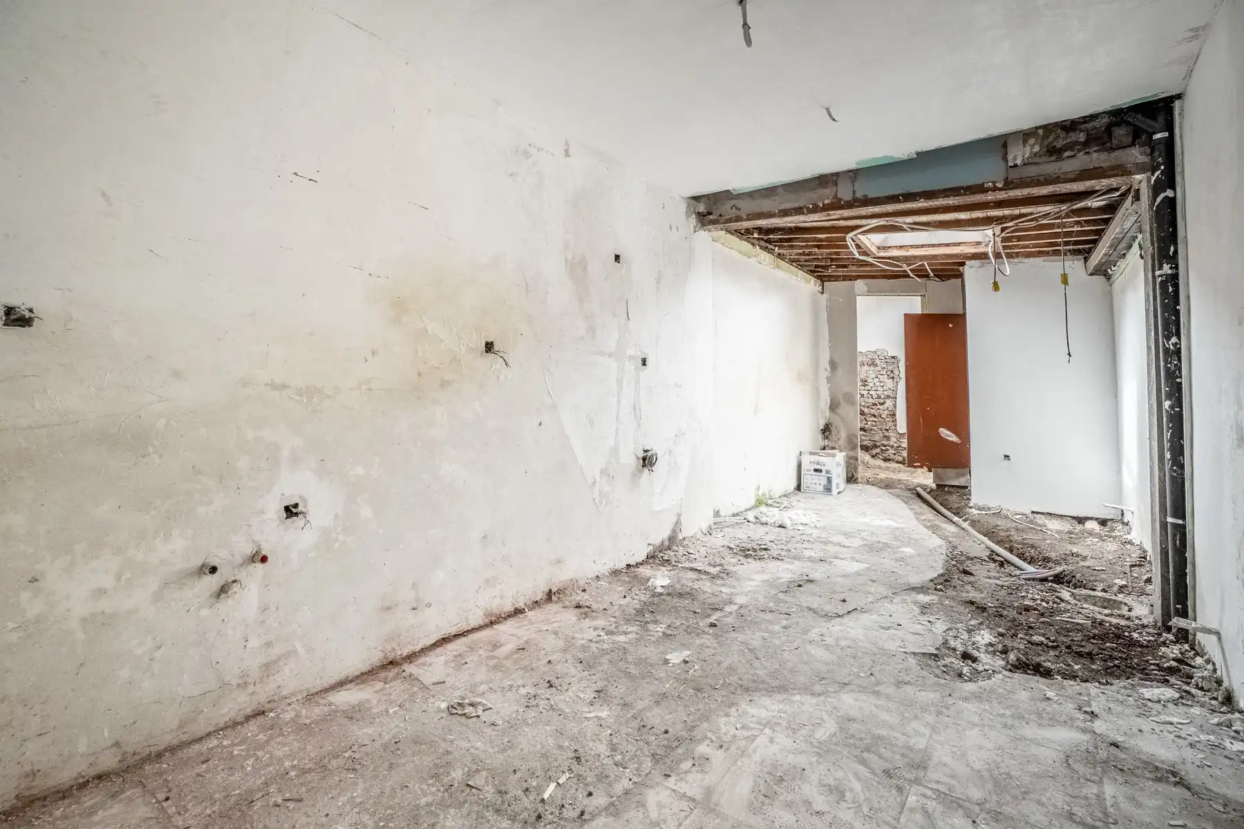 Te renoveren woning met veel potentieel foto 4