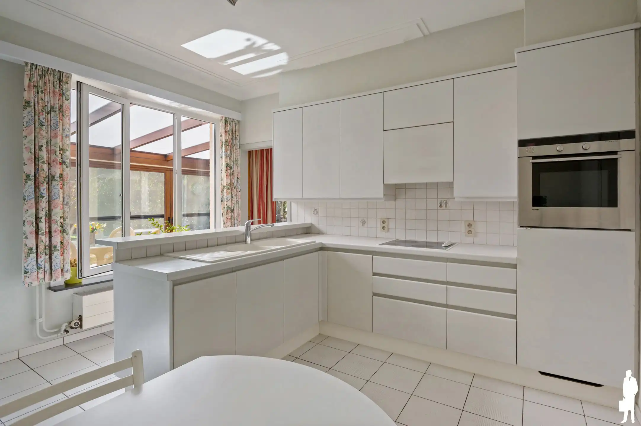 Karaktervolle vrijstaande woning met 3 slaapkamers, veranda en prachtig aangelegde tuin op toplocatie aan de Kalmthoutse Heide foto 9