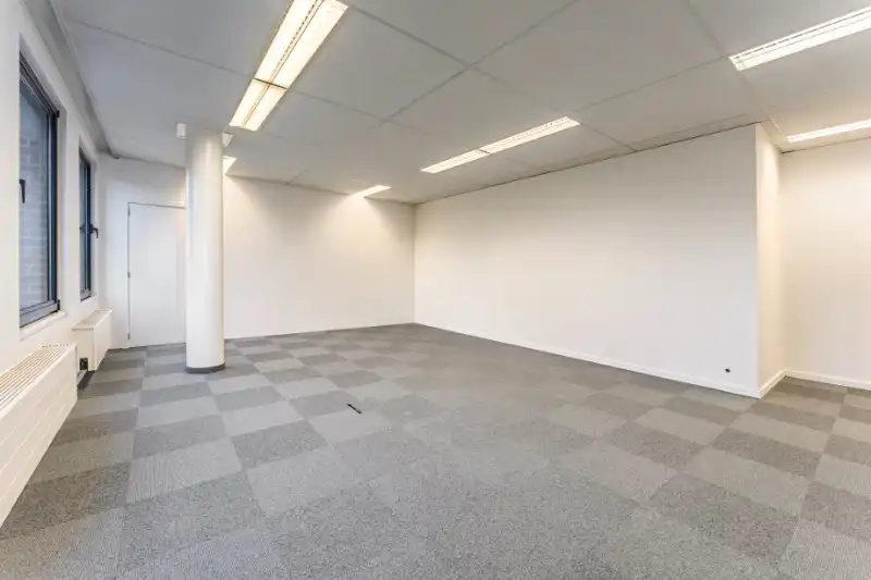 Lichtrijke kantoorruimte te Roeselare foto 10